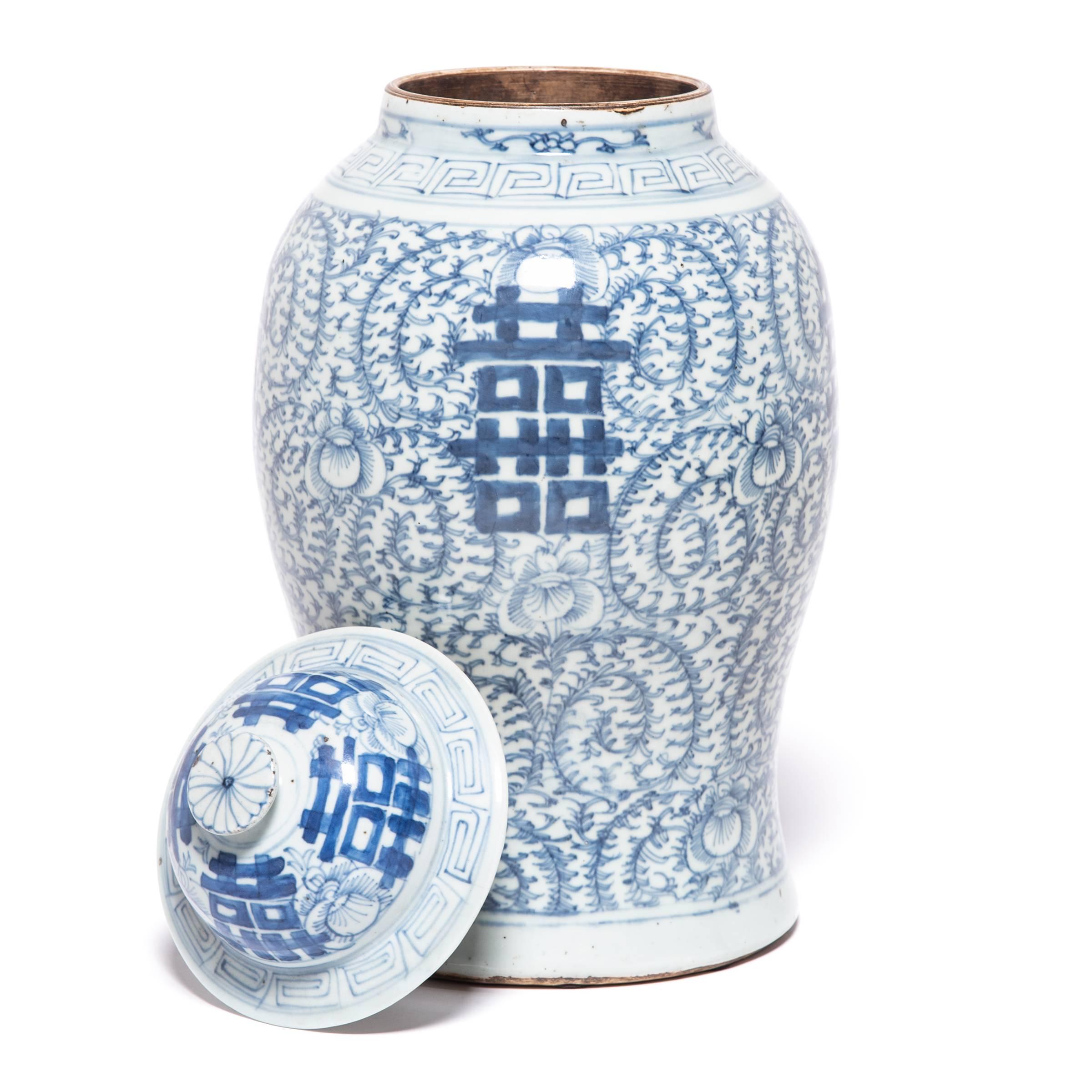 19th Century Chinese Blue and White Double Happiness Jar In Good Condition In Chicago, IL