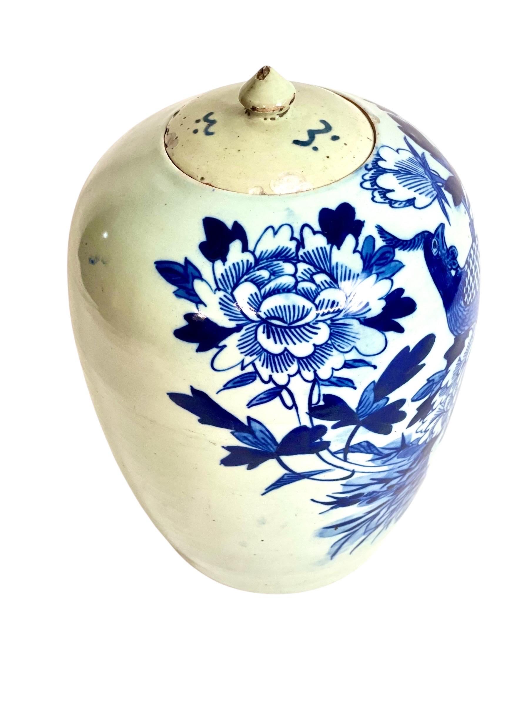 Jarra china de jengibre azul y blanca del siglo XIX con pavo real en venta 3