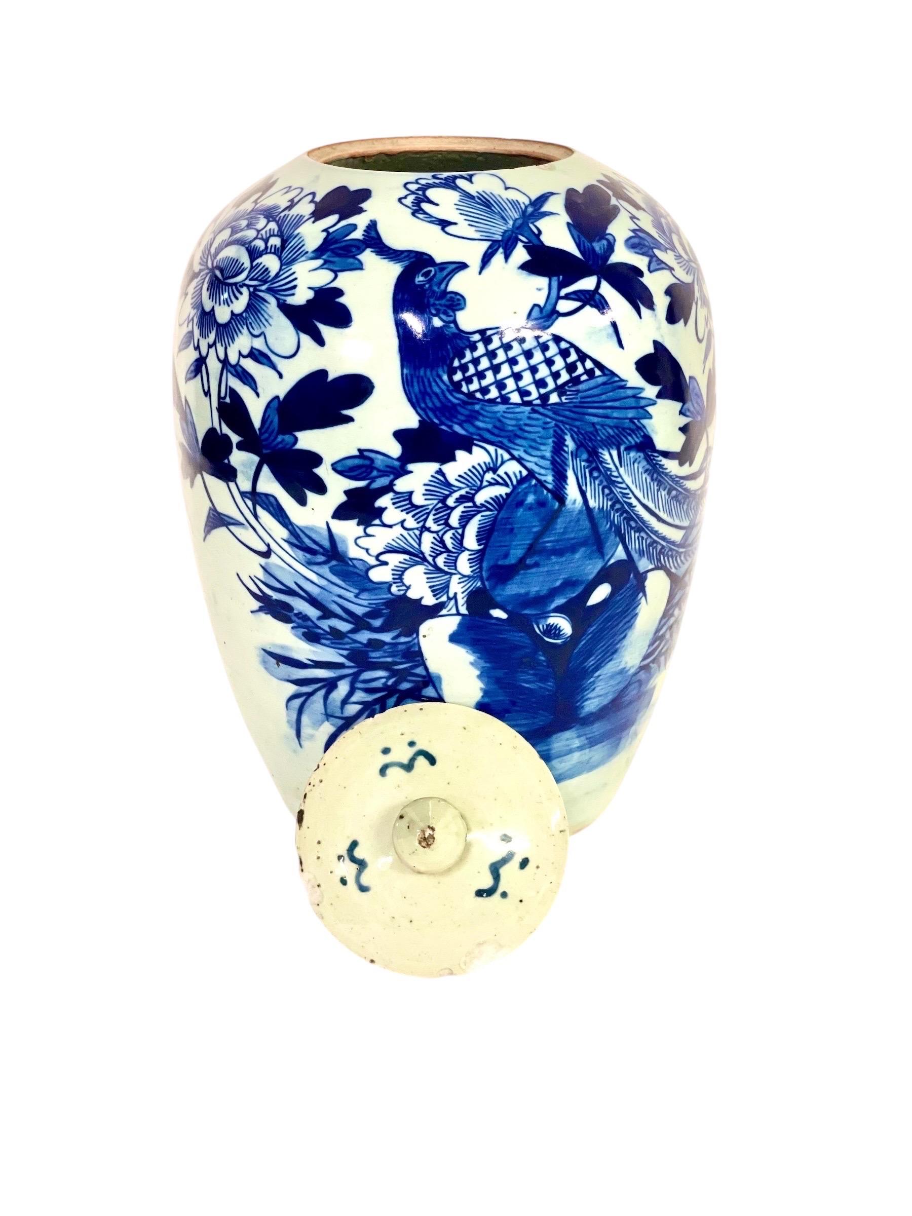 Jarra china de jengibre azul y blanca del siglo XIX con pavo real en venta 6