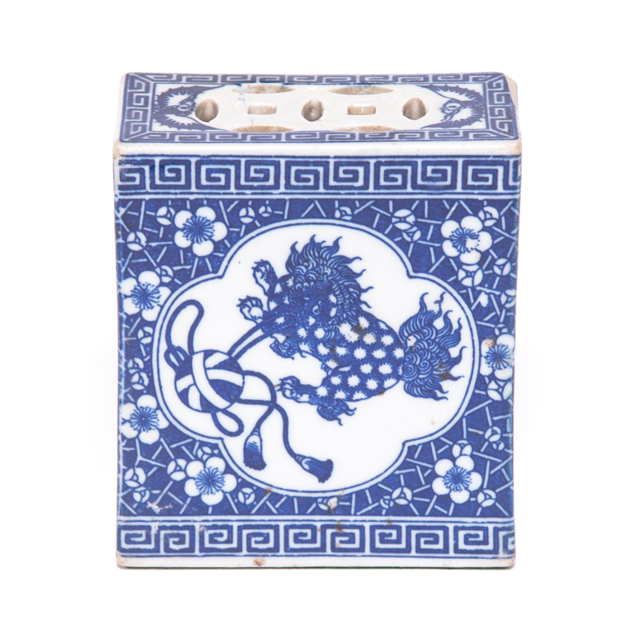 Cinese Poggiatesta cinese blu e bianco con leone guardiano, 1850 ca. in vendita