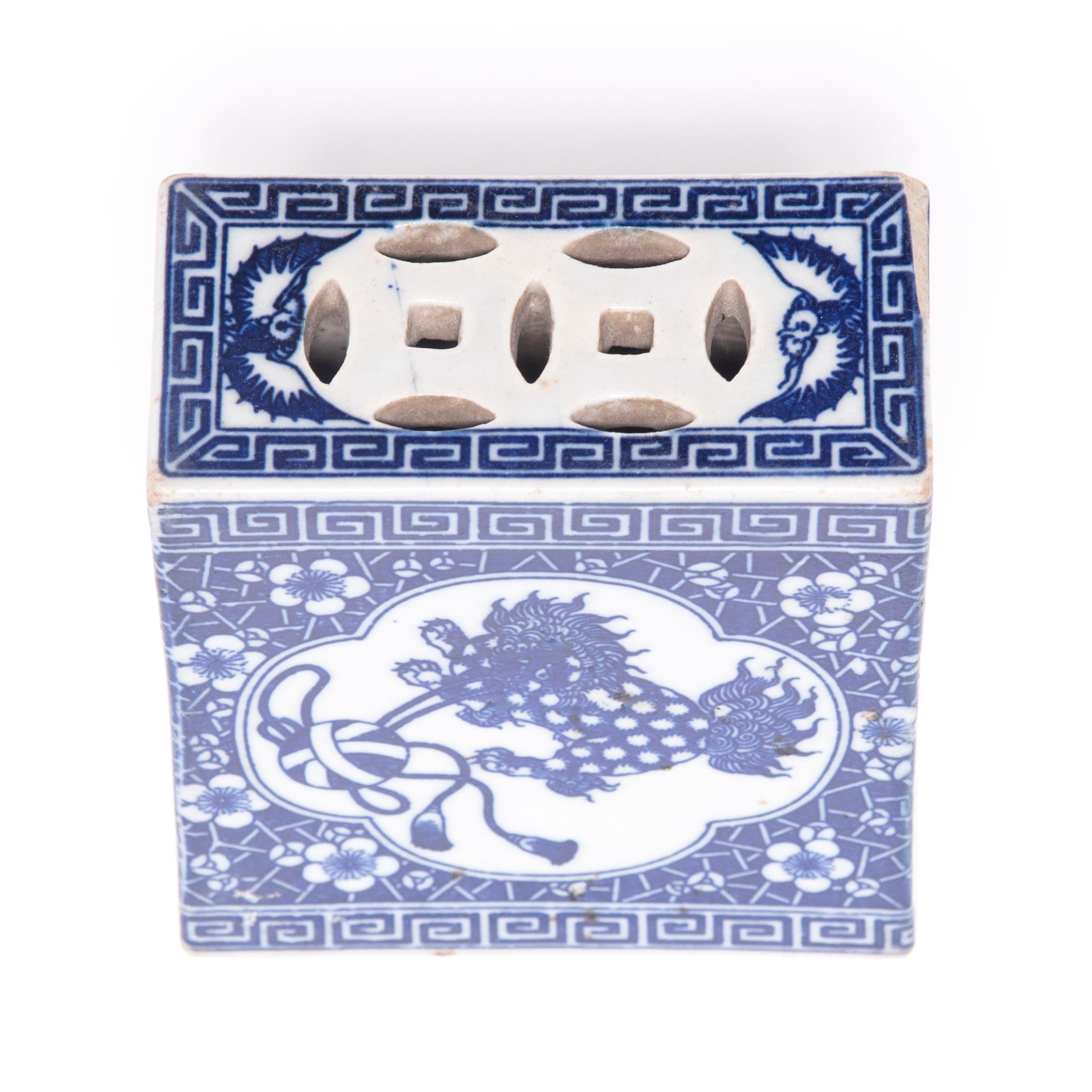Tête de lit chinoise bleue et blanche avec lion gardien, vers 1850 Bon état - En vente à Chicago, IL