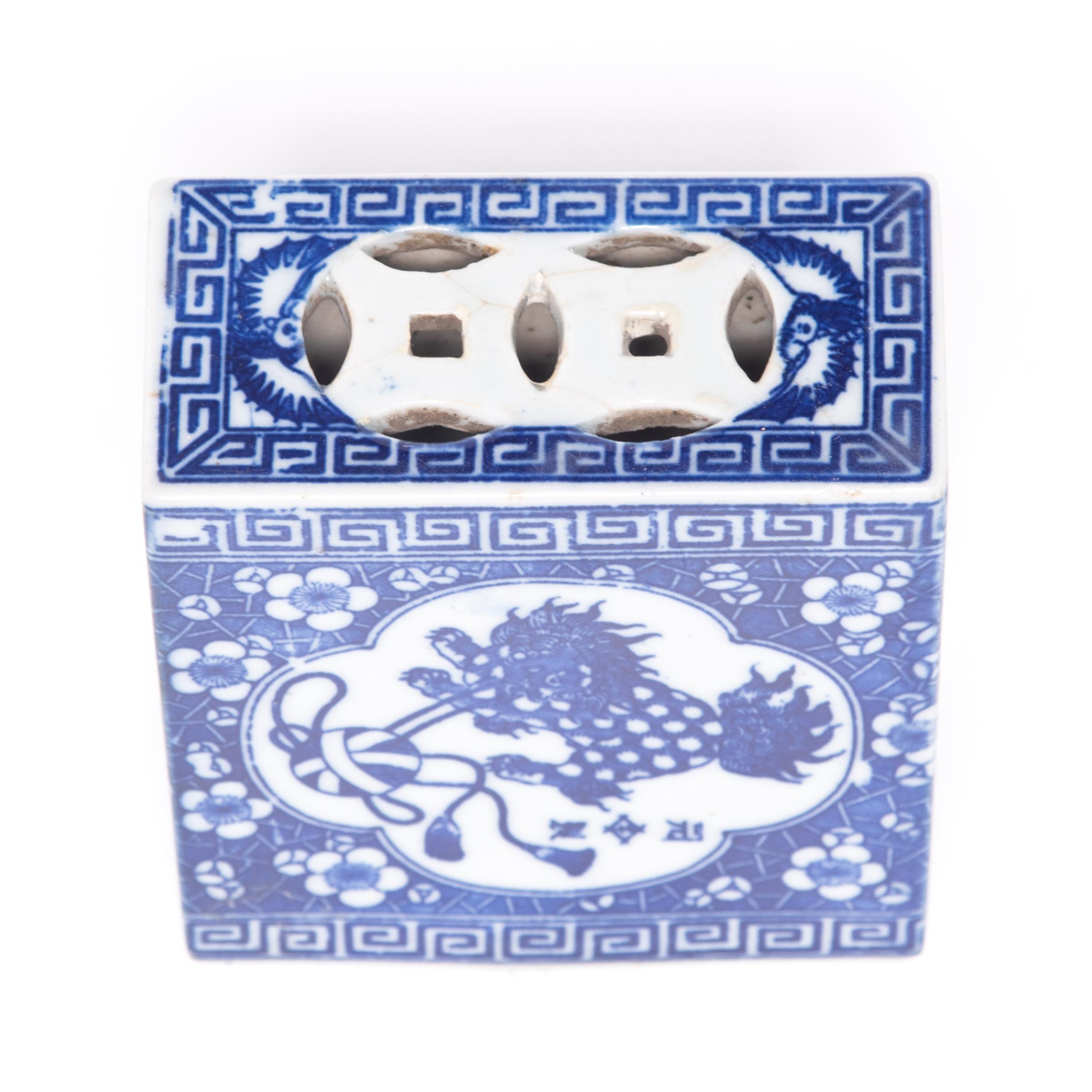 19th Century Chinese Blue and White Headrest with Guardian Lion In Good Condition In Chicago, IL