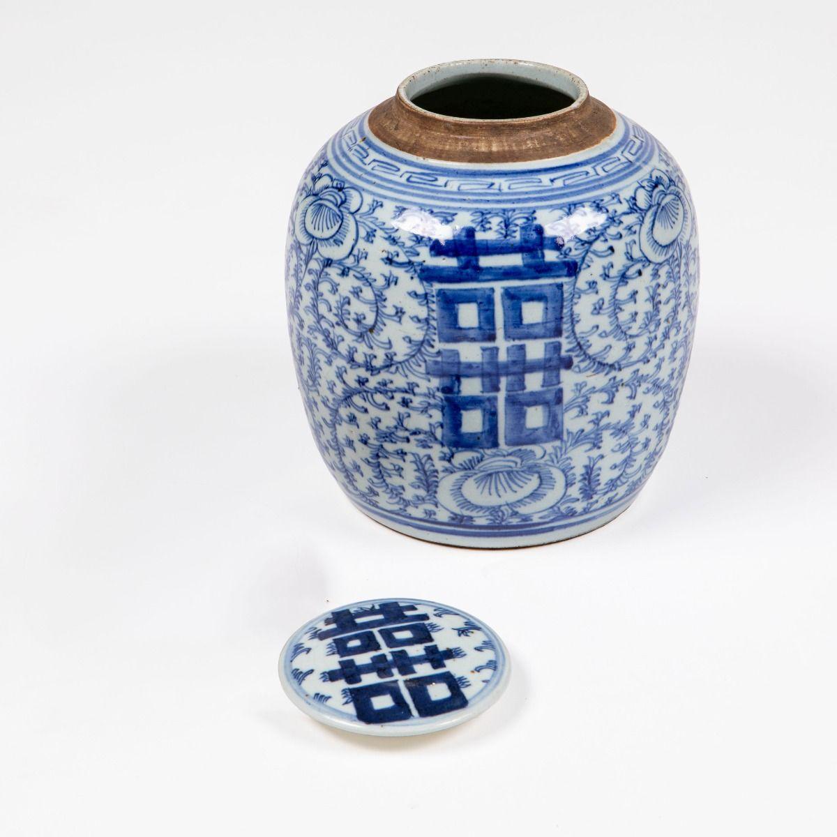 Elegante Bojan cinese da esportazione in porcellana bianca, riccamente decorato con motivi floreali e fogliacei blu e con i tradizionali caratteri della 