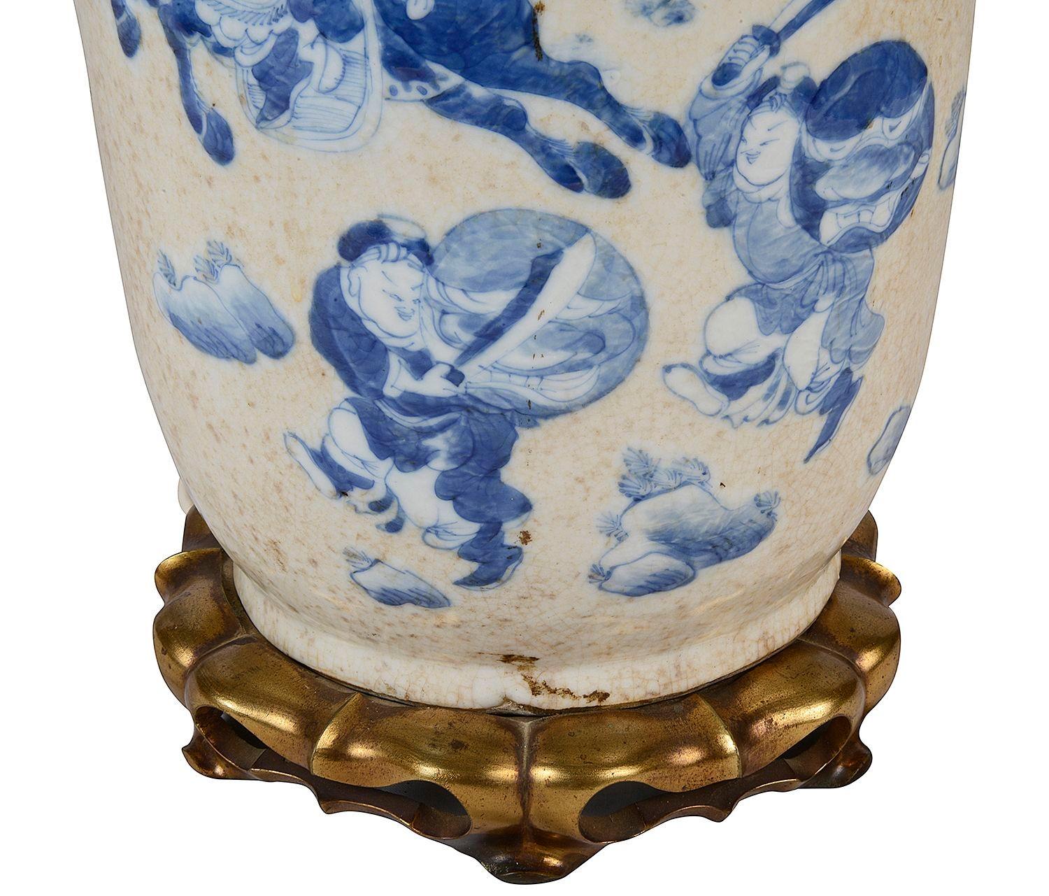 Peint à la main 19ème siècle, vase / lampe chinoise bleu et blanc. 56cm (22