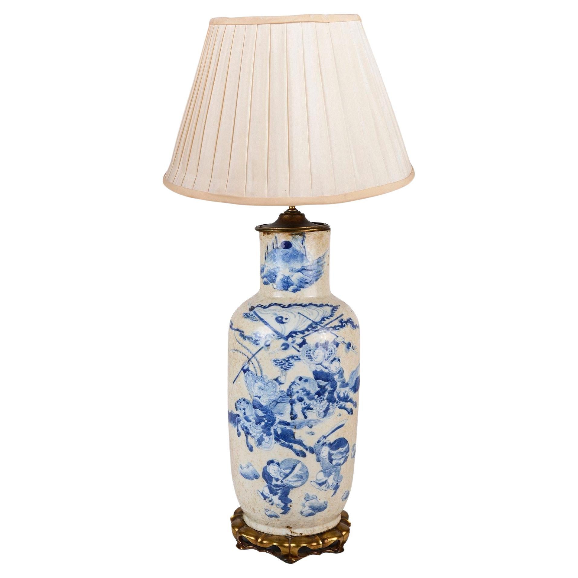 Chinesische blau-weiße Vase/Lampe aus dem 19. Jahrhundert, 56 cm (22") hoch im Angebot