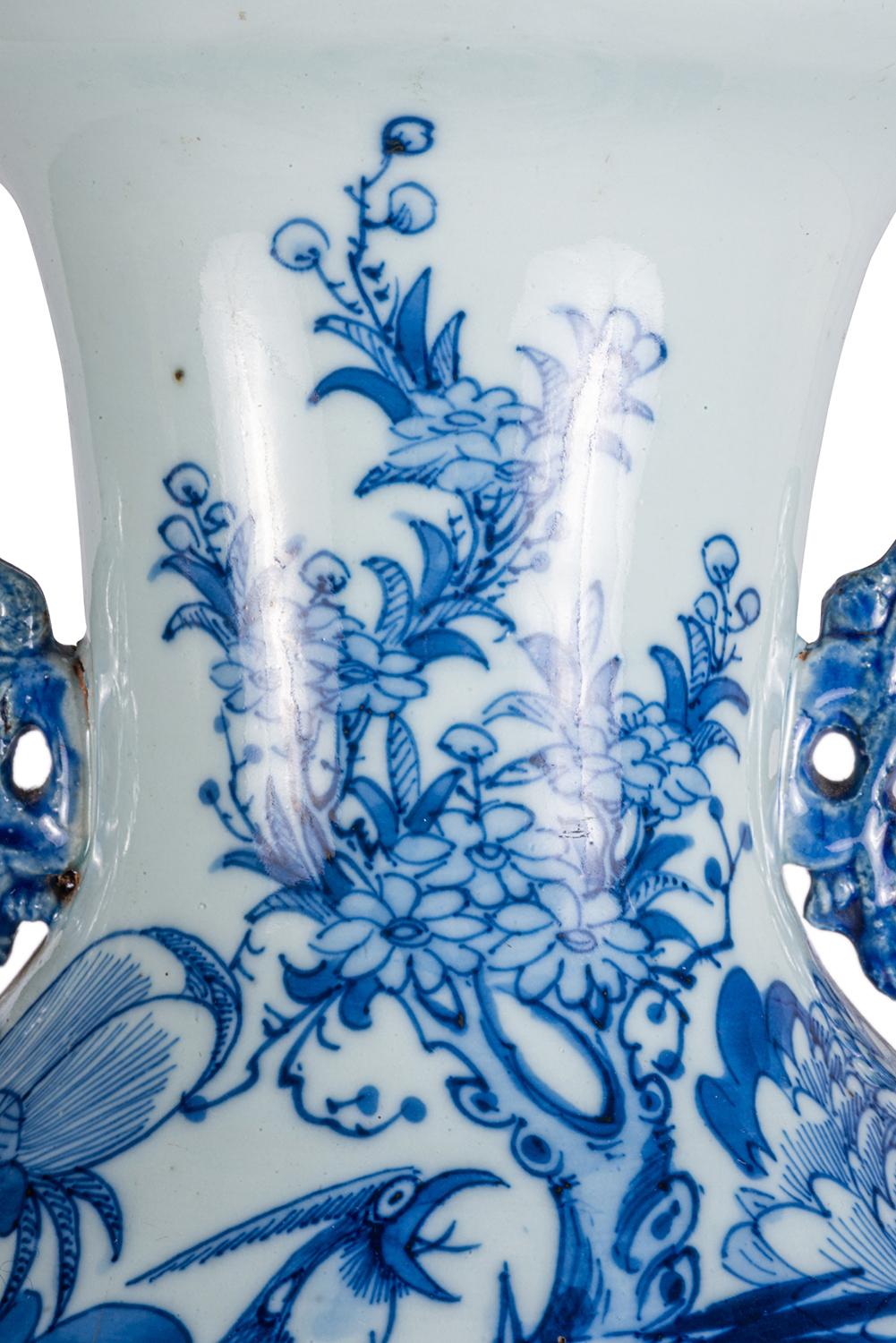 Chinois Vase ou lampe chinoise bleu et blanc du XIXe siècle en vente