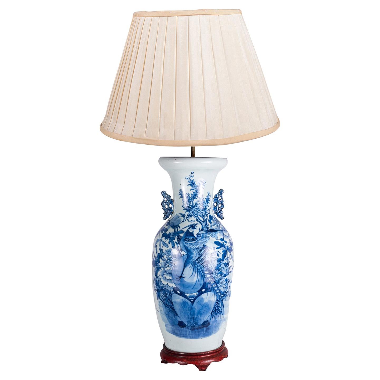 Vase ou lampe chinoise bleu et blanc du XIXe siècle en vente