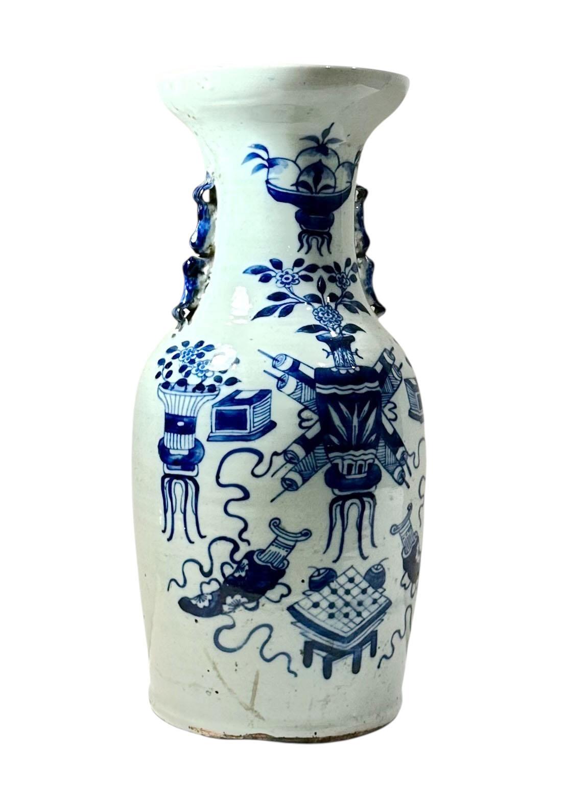 Vase chinois du 19ème siècle, bleu et blanc, moulé en céladon et poignées de chien Foo en vente 4
