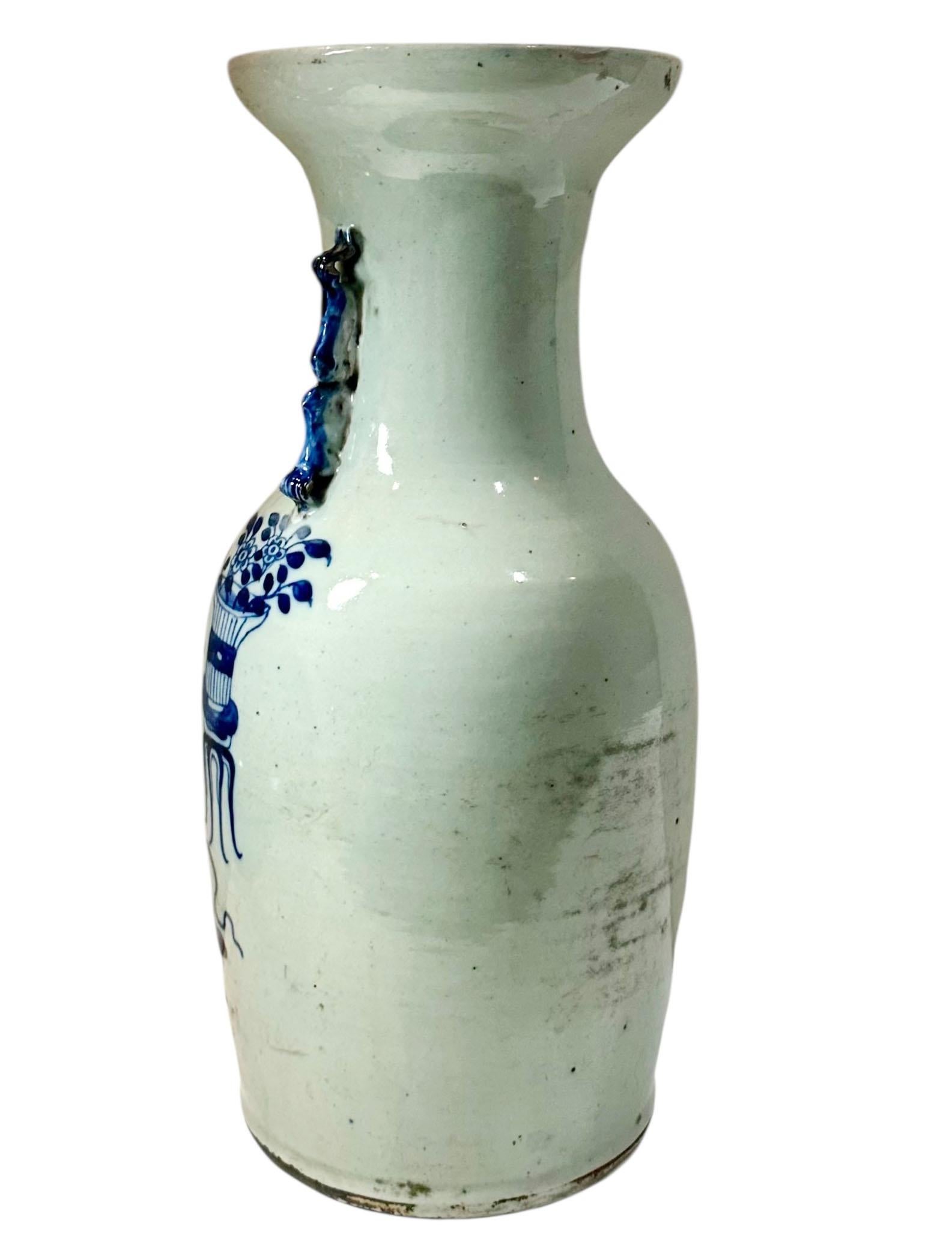 Gracieux vase chinois du XIXe siècle en porcelaine bleue et blanche, dont la glaçure subtilement moulée en céladon ajoute de la profondeur et de la douceur à la tonalité générale. La forme est flanquée d'une paire de chiens sculptés, un de chaque