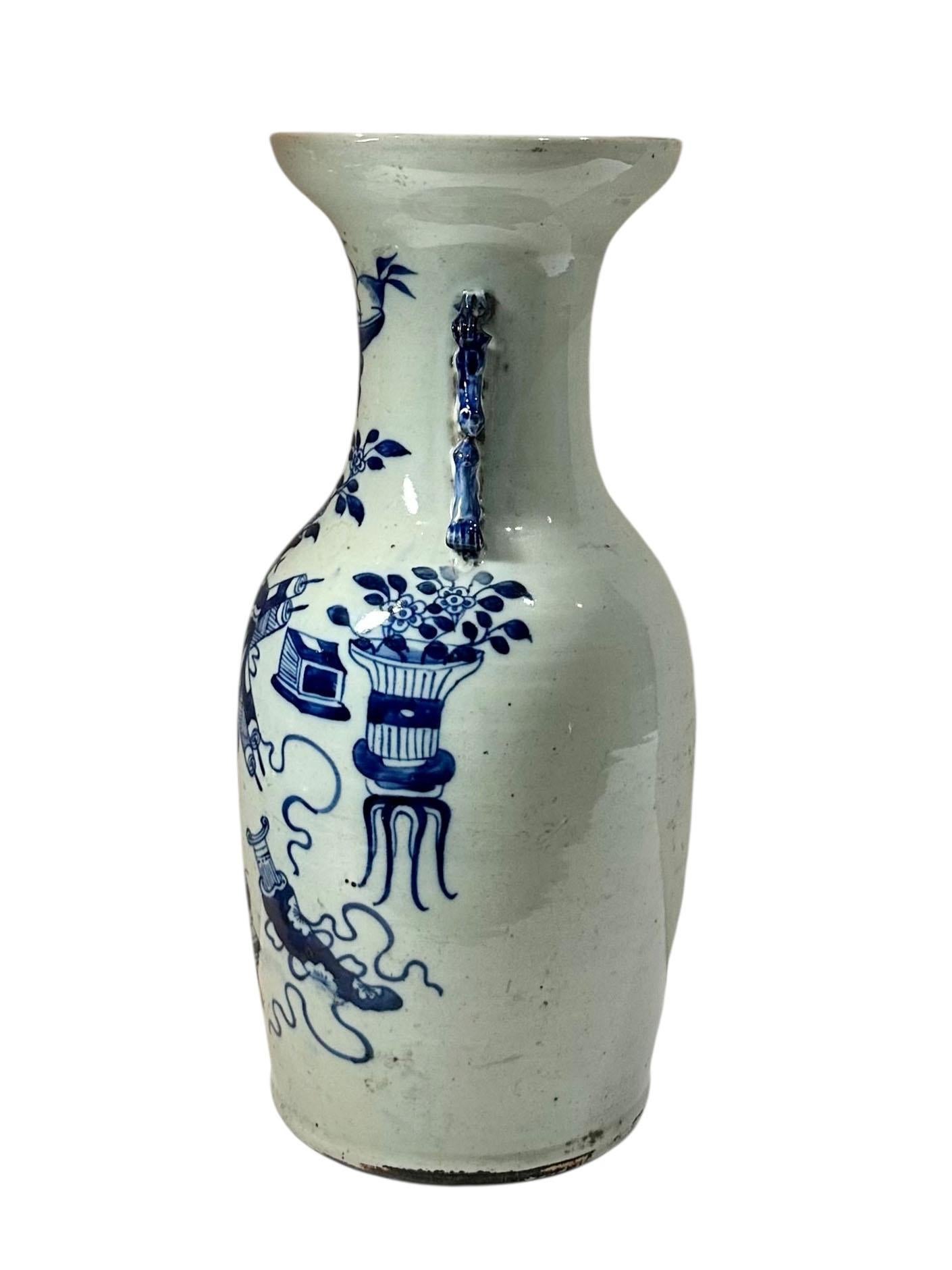 Chinois Vase chinois du 19ème siècle, bleu et blanc, moulé en céladon et poignées de chien Foo en vente