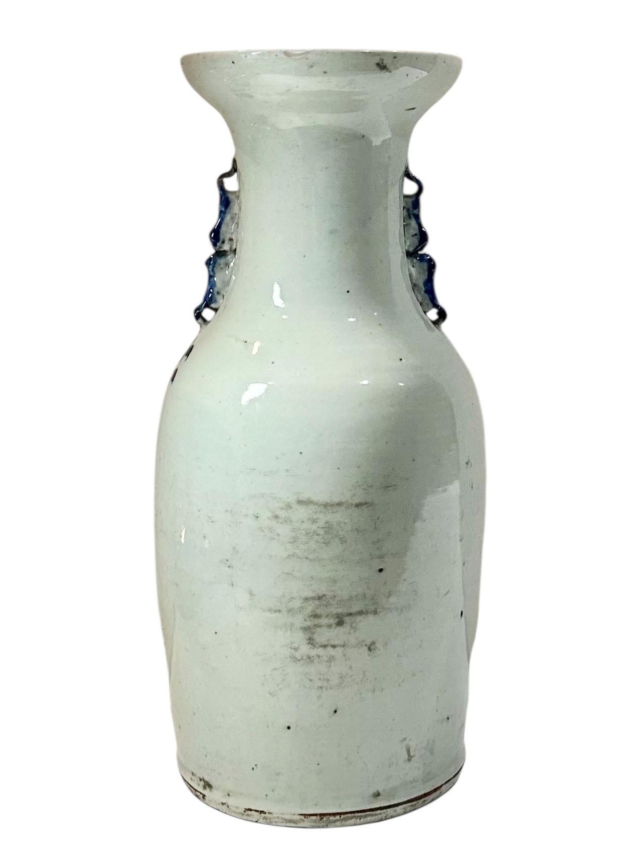 Vase chinois du 19ème siècle, bleu et blanc, moulé en céladon et poignées de chien Foo Bon état - En vente à Tampa, FL