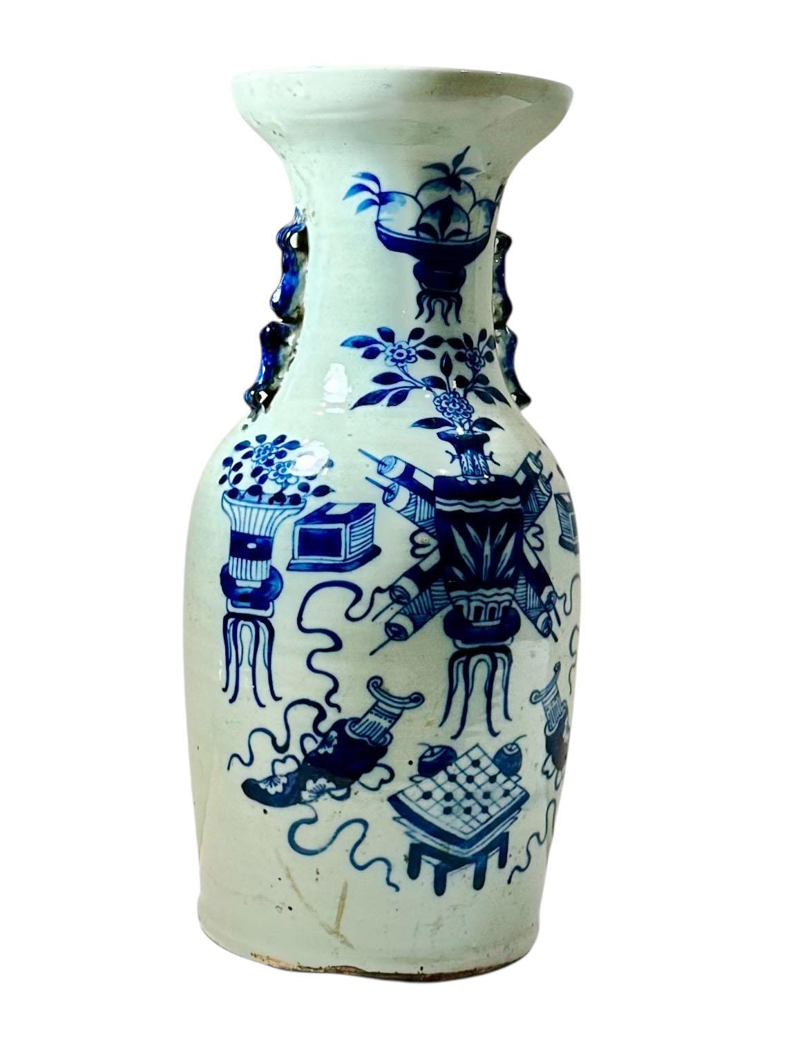 Fin du XIXe siècle Vase chinois du 19ème siècle, bleu et blanc, moulé en céladon et poignées de chien Foo en vente