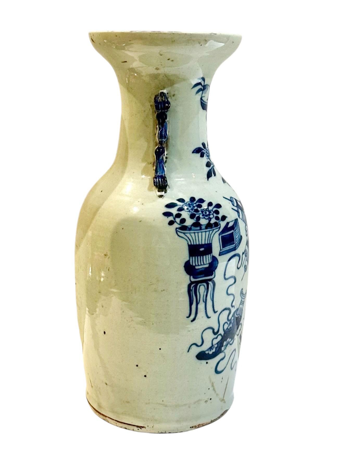 Porcelaine Vase chinois du 19ème siècle, bleu et blanc, moulé en céladon et poignées de chien Foo en vente