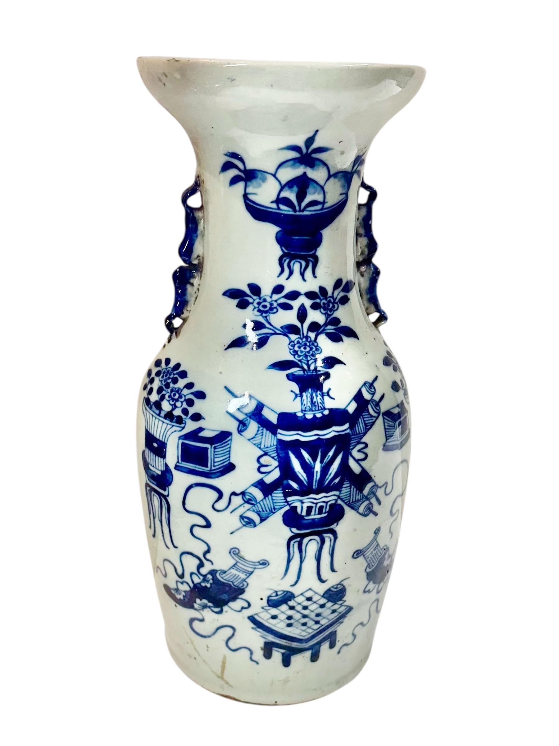 Vase chinois du 19ème siècle, bleu et blanc, moulé en céladon et poignées de chien Foo en vente 1