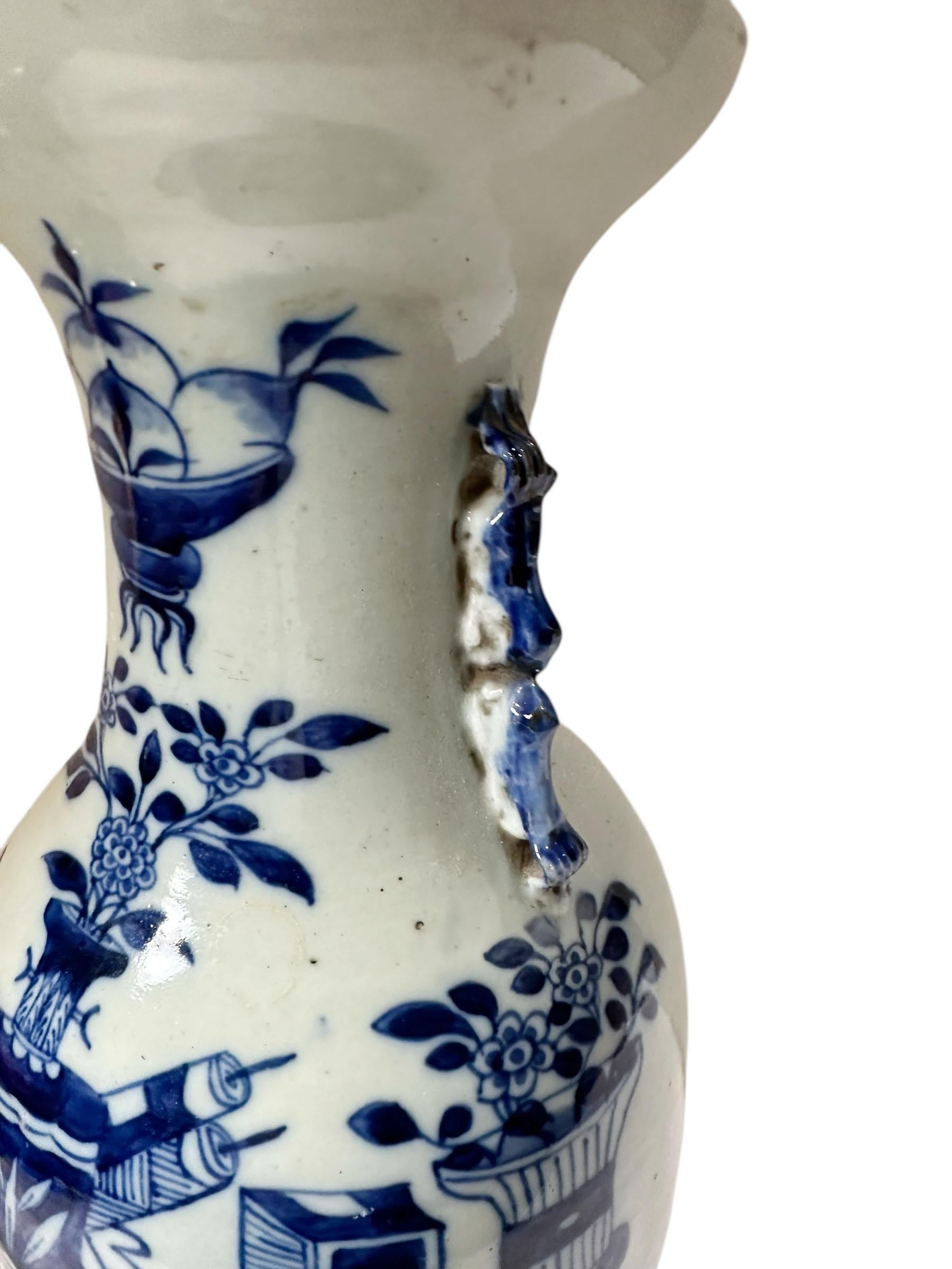 Vase chinois du 19ème siècle, bleu et blanc, moulé en céladon et poignées de chien Foo en vente 2