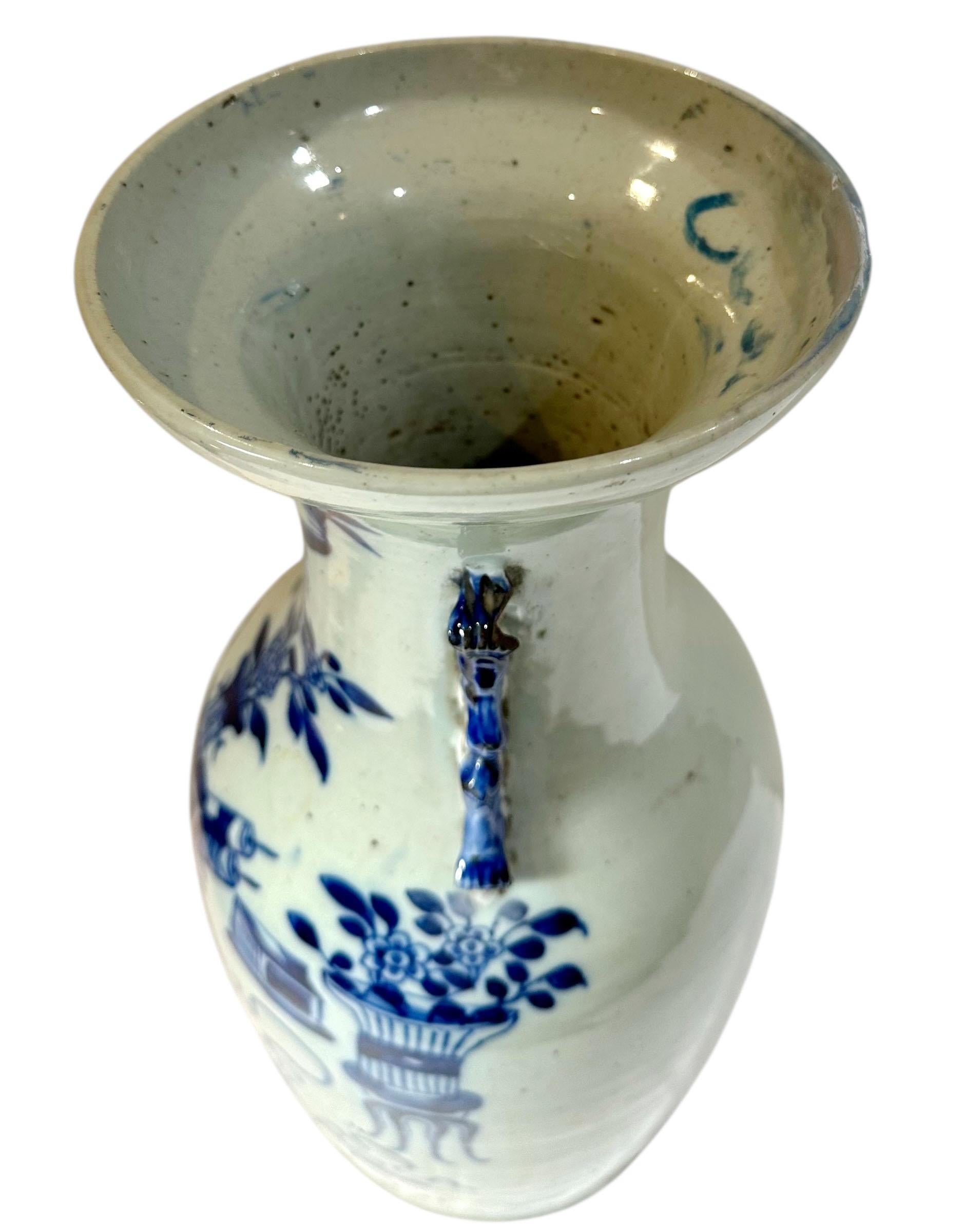 Vase chinois du 19ème siècle, bleu et blanc, moulé en céladon et poignées de chien Foo en vente 3