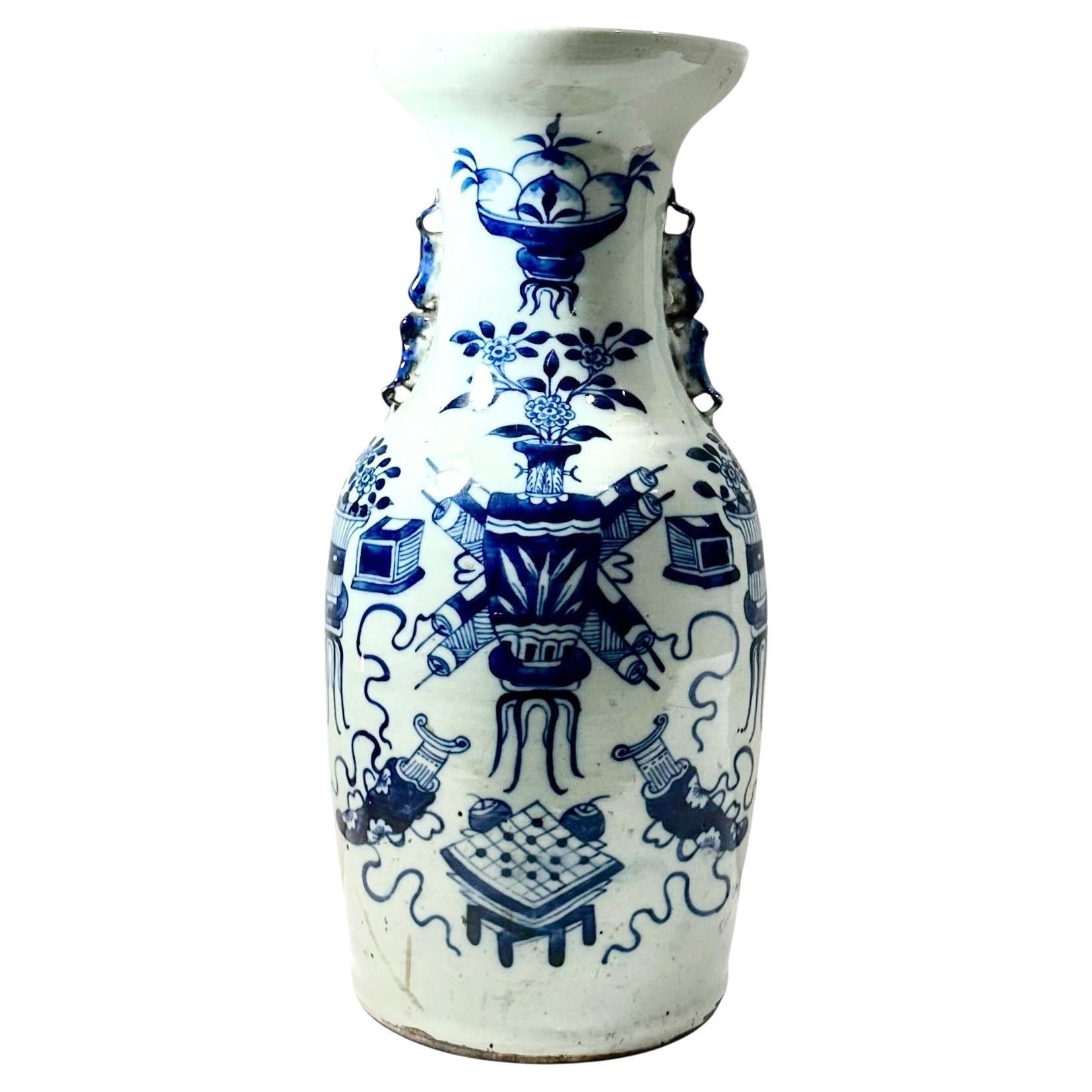 Vaso cinese del XIX secolo in bianco e blu con manici in celadon e cane Foo
