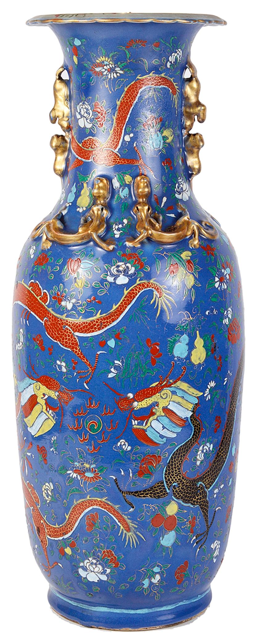 Un vase ou une lampe inhabituelle en porcelaine à fond bleu du 19ème siècle. Avec de merveilleux dragons mythiques parmi des fleurs et des motifs classiques.