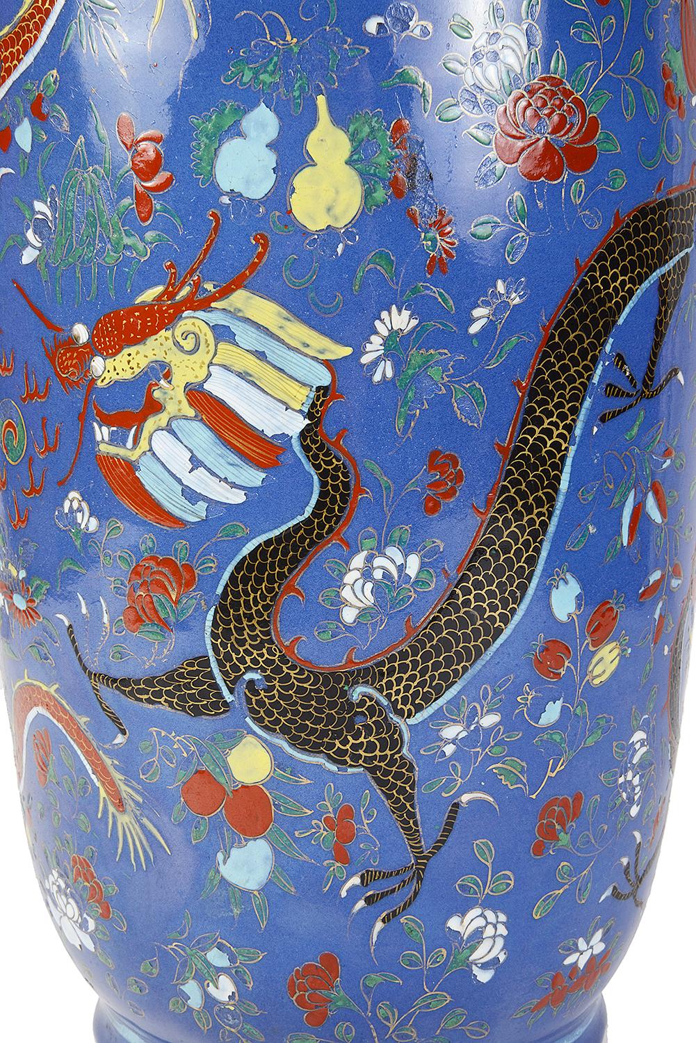 Chinois Vase ou lampe chinoise du 19ème siècle à fond bleu en vente