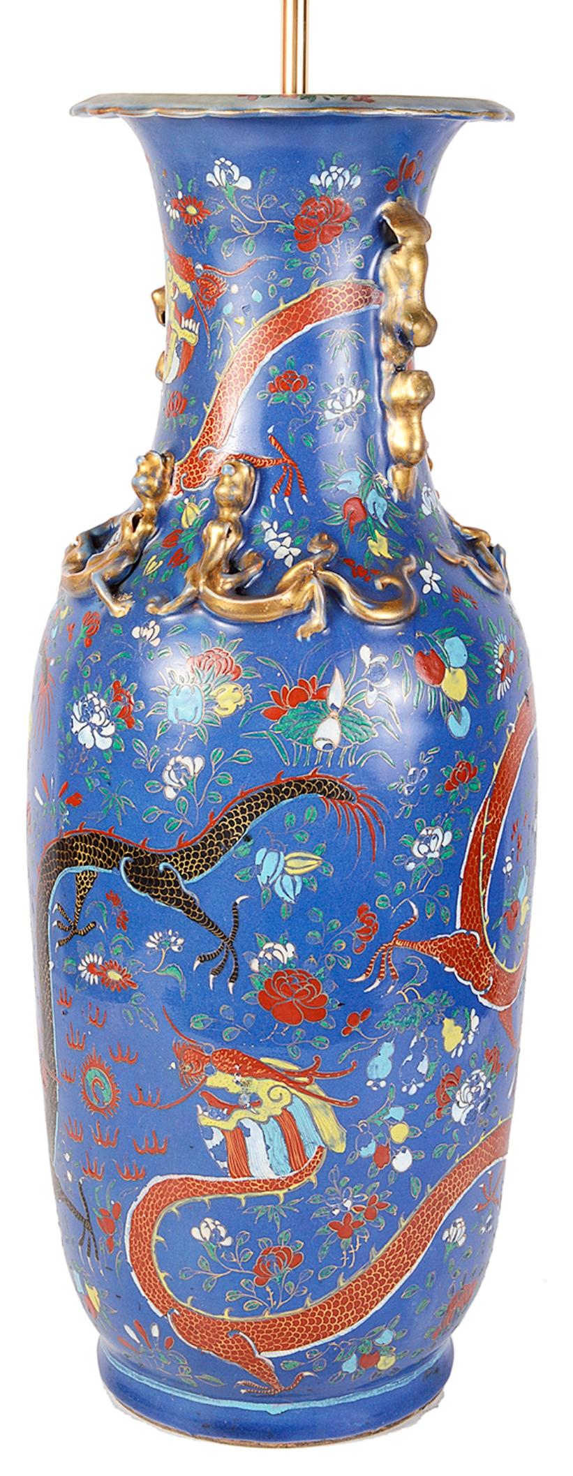 Peint à la main Vase ou lampe chinoise du 19ème siècle à fond bleu en vente