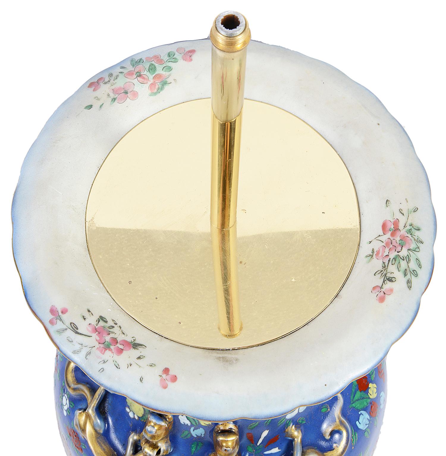 XIXe siècle Vase ou lampe chinoise du 19ème siècle à fond bleu en vente