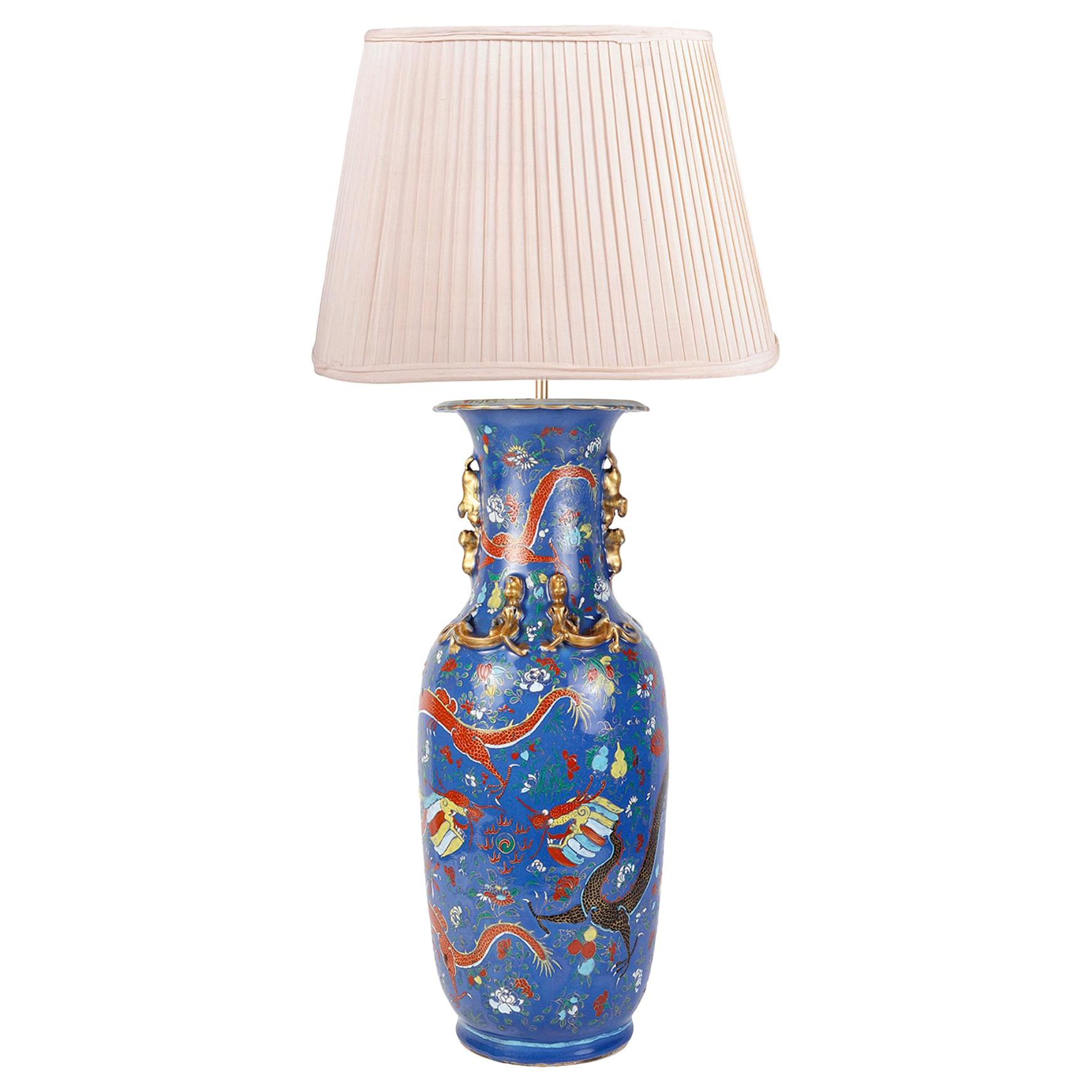 Vase ou lampe chinoise du 19ème siècle à fond bleu en vente