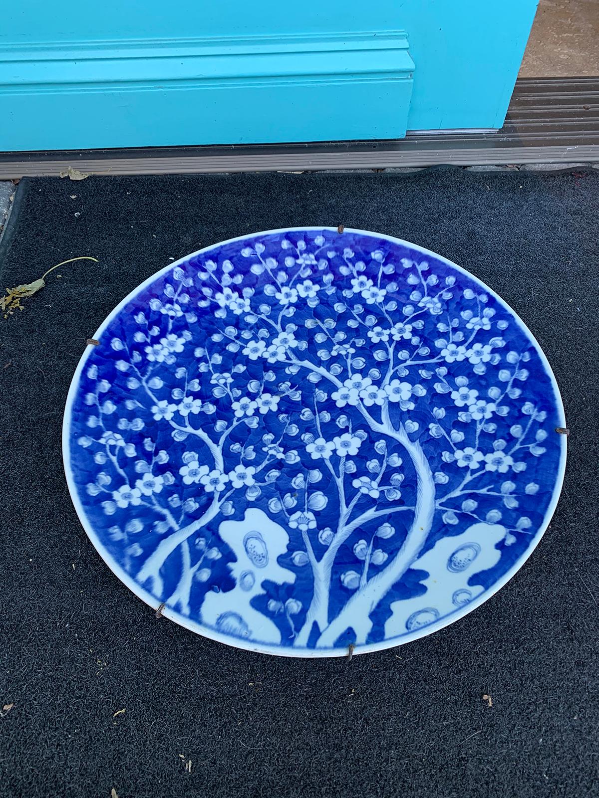 Assiette de présentation ronde en porcelaine chinoise du 19ème siècle en forme de fleur de cerisier bleue et blanche Bon état à Atlanta, GA