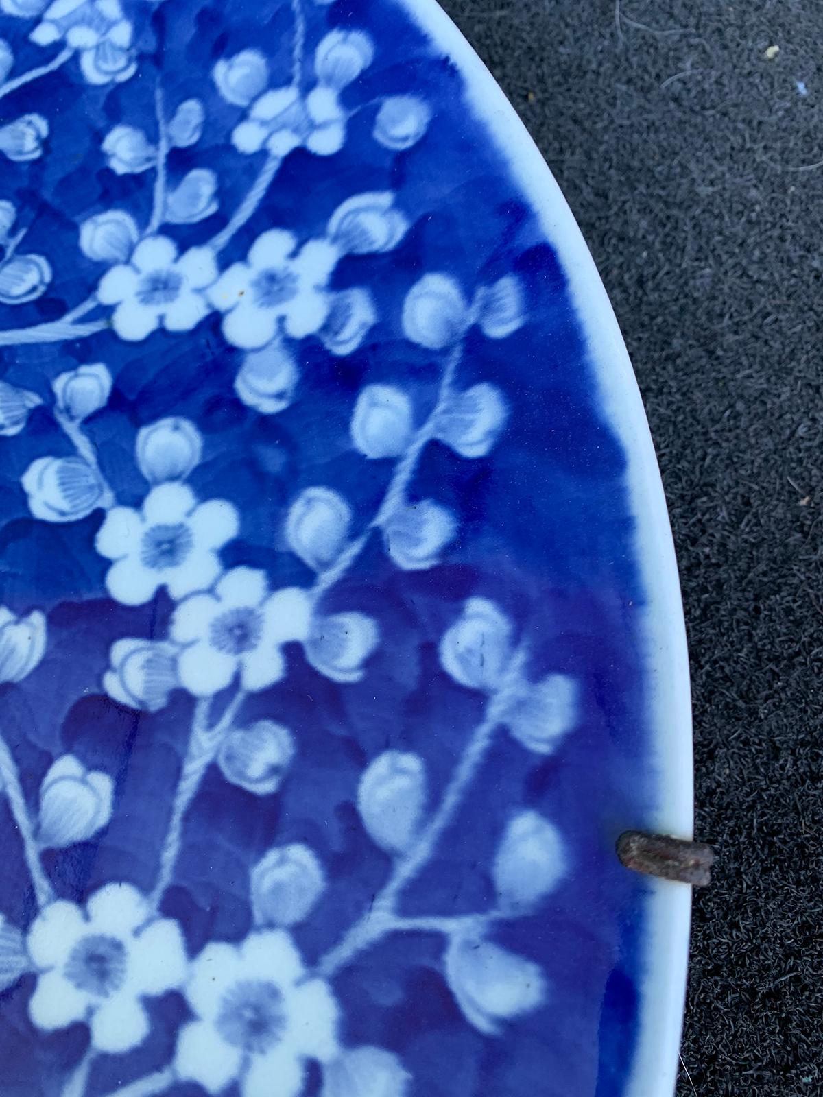 Assiette de présentation ronde en porcelaine chinoise du 19ème siècle en forme de fleur de cerisier bleue et blanche 2