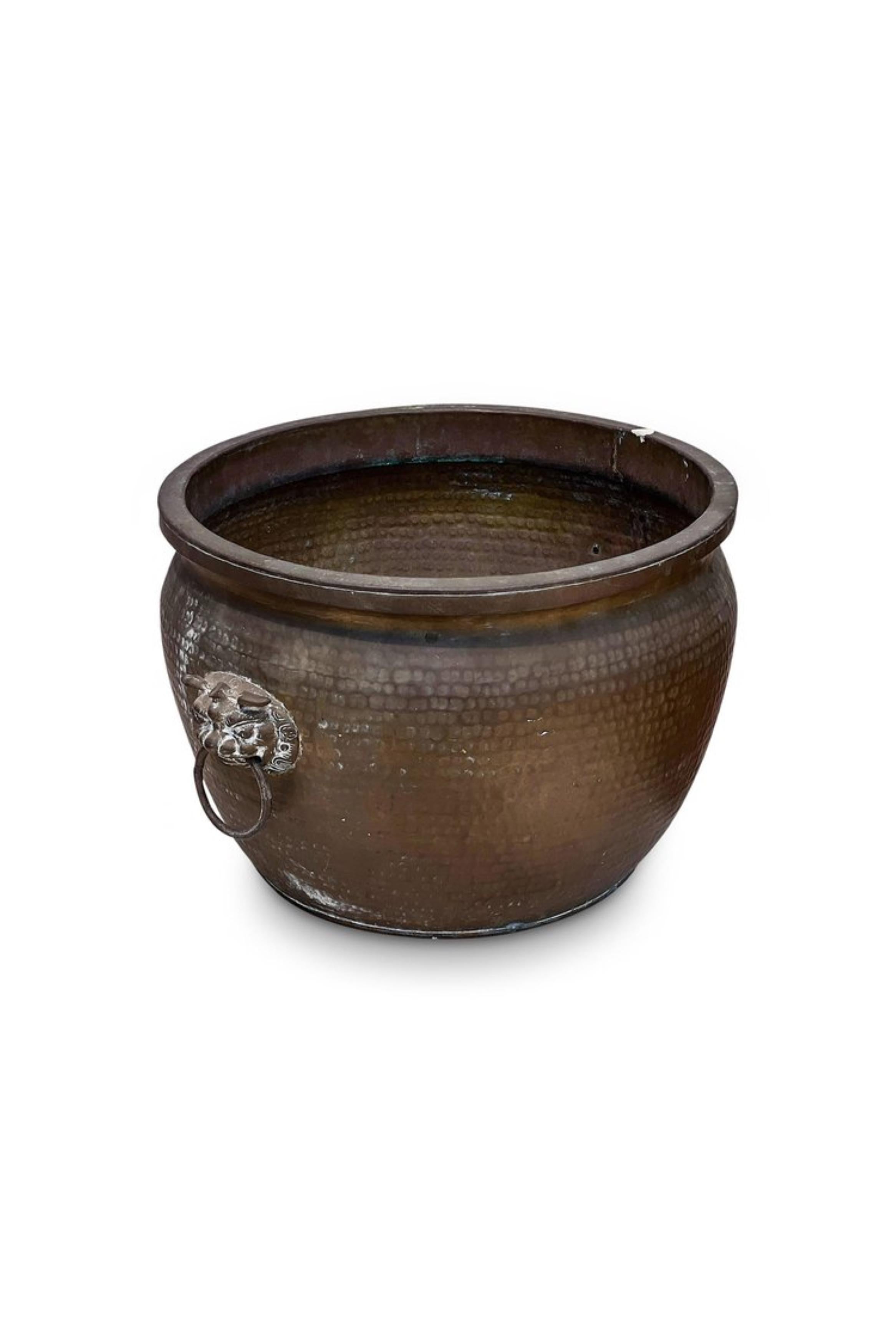 Questo antico vaso in ottone battuto a mano mette in mostra la tradizione artigianale. Questo vaso include manici di leone mitologico Toa-tie ispirati alla mitologia cinese, intricati motivi di perline su pannelli di ottone e un bordo superiore