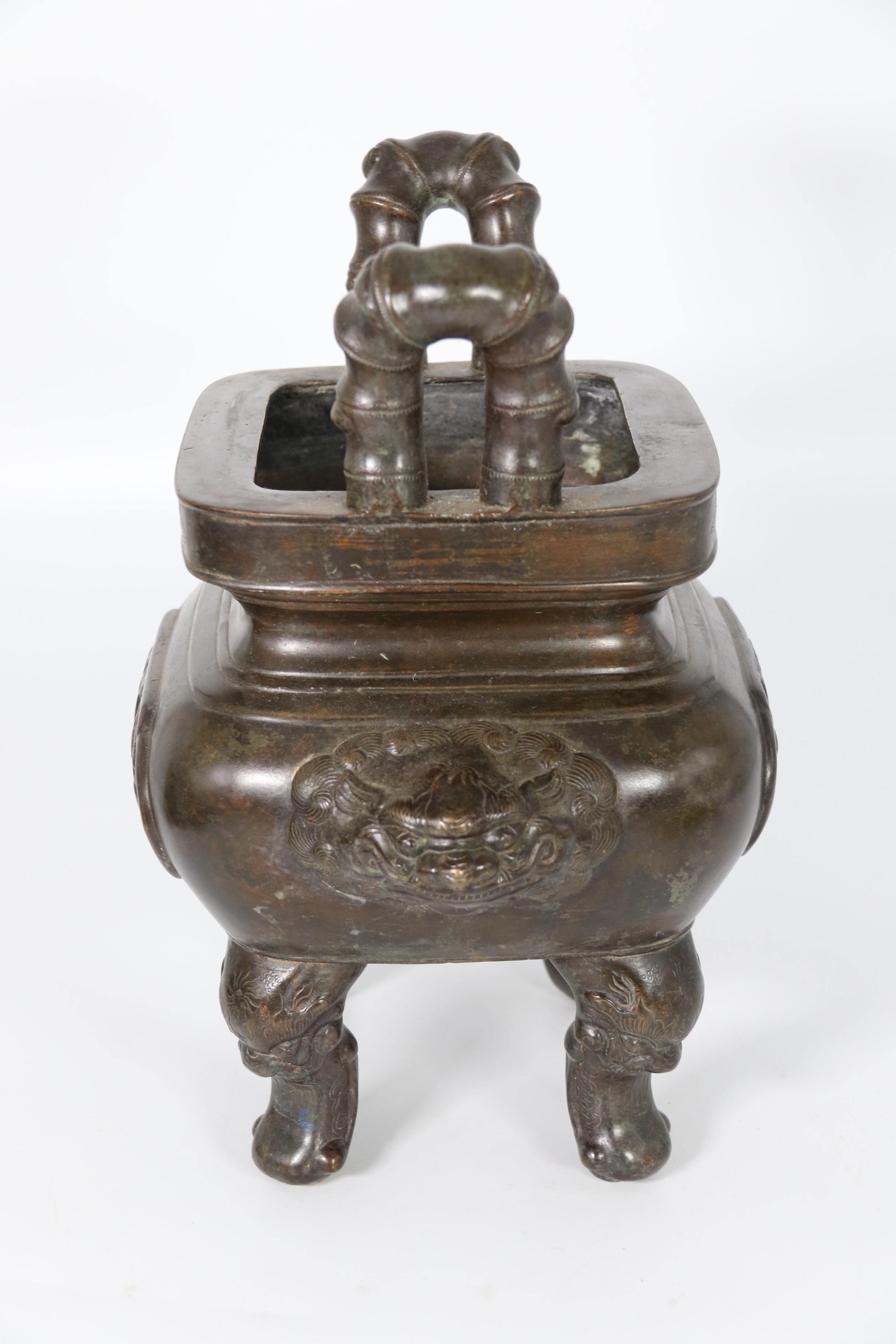 19th century Chinese bronze cencer with Buddhist lion decoration circa 1860 For Sale 5