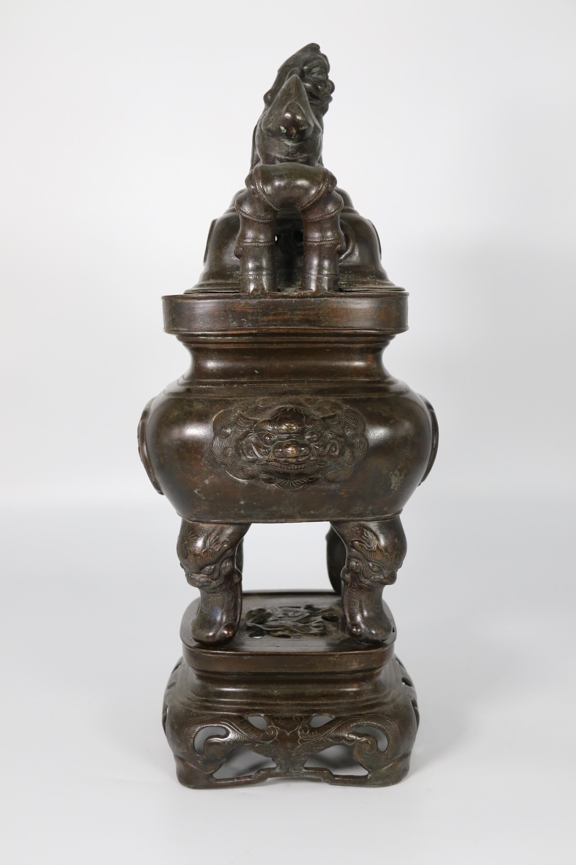 Exportation chinoise Cencer en bronze chinois du 19e siècle à décor de lion bouddhiste circa 1860 en vente