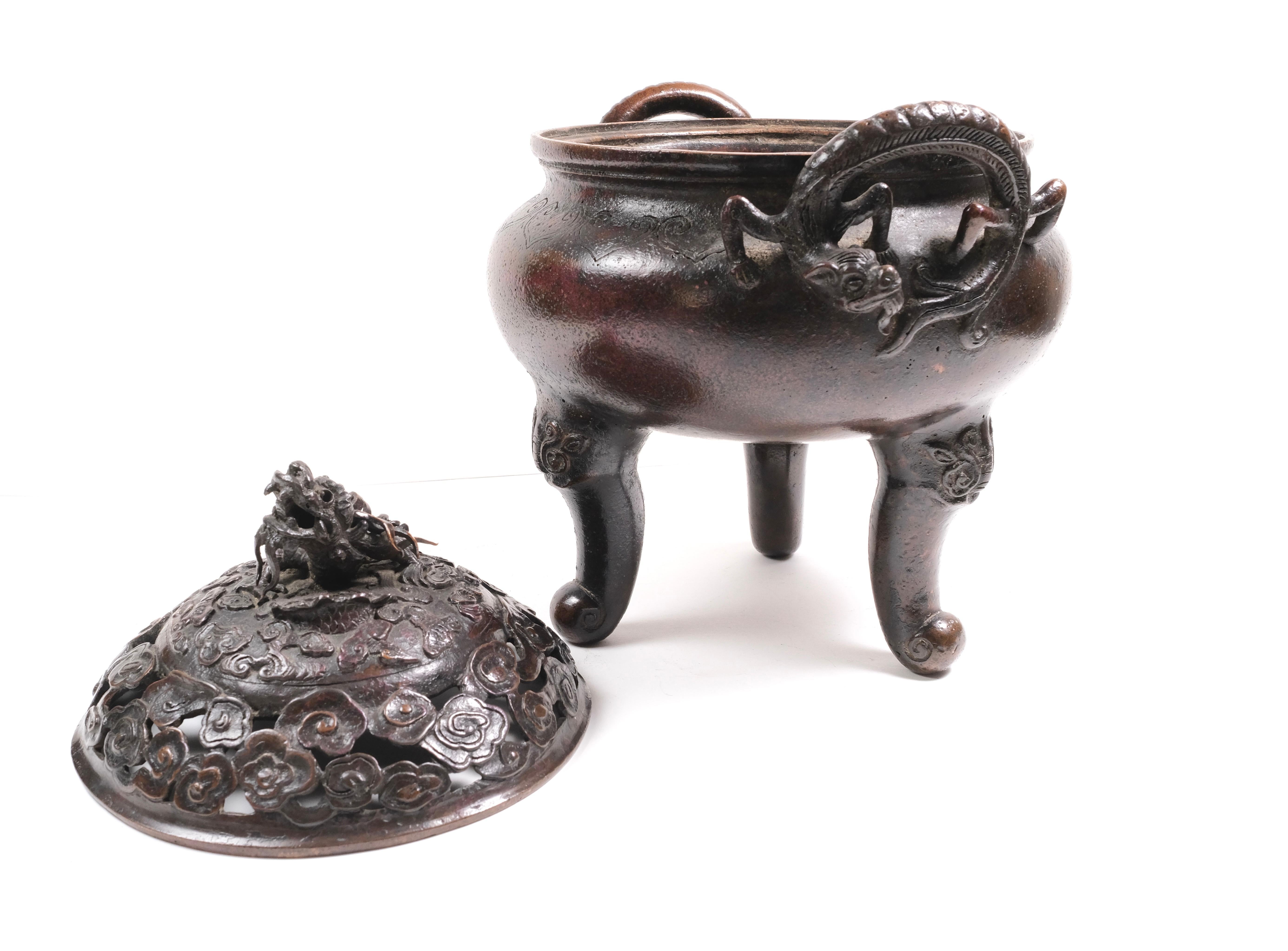 Chinesisches Bronzegefäß mit Deckel aus dem 19. Jahrhundert im Zustand „Gut“ im Angebot in Los Angeles, CA