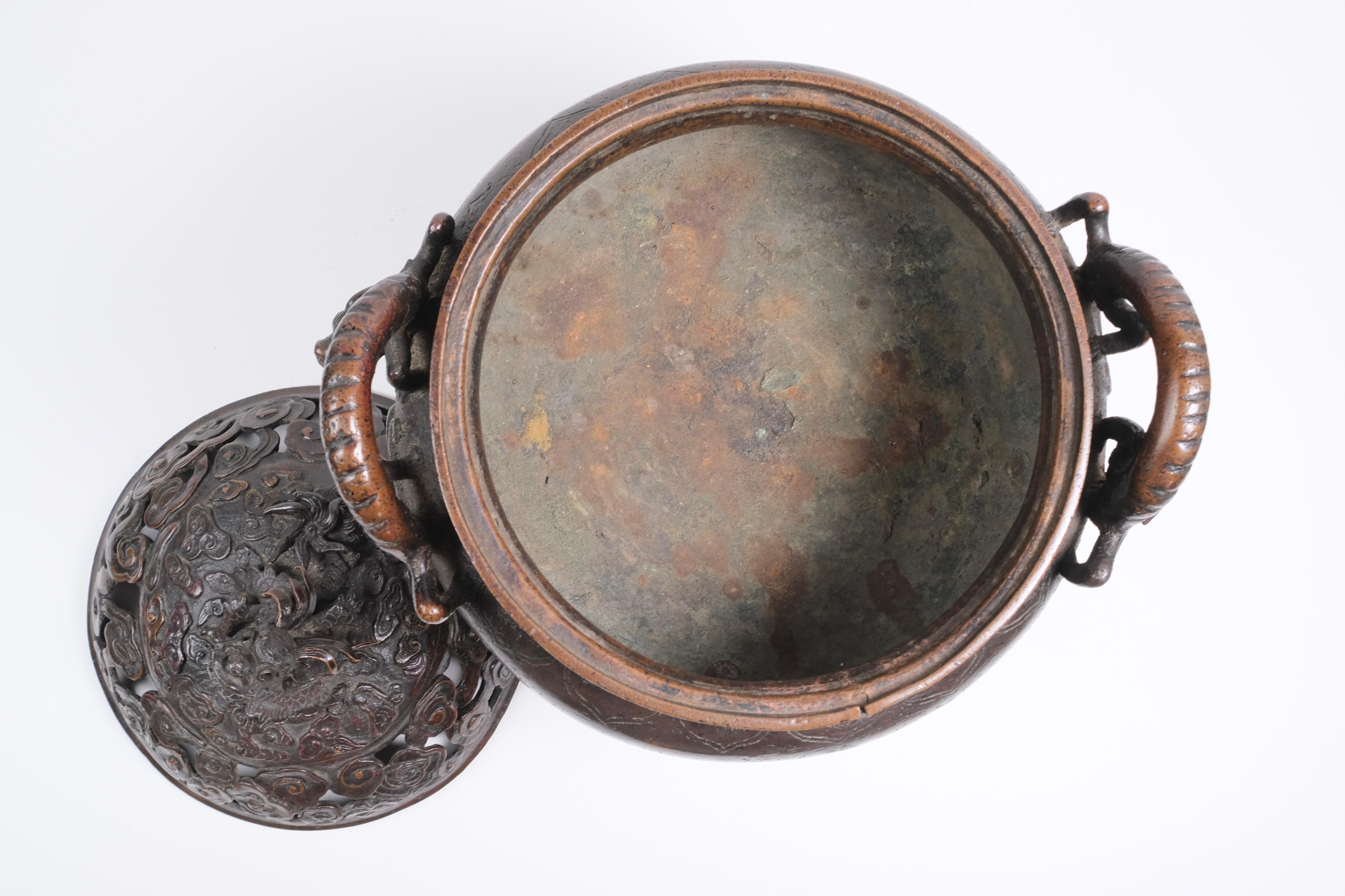 Chinesisches Bronzegefäß mit Deckel aus dem 19. Jahrhundert im Angebot 1