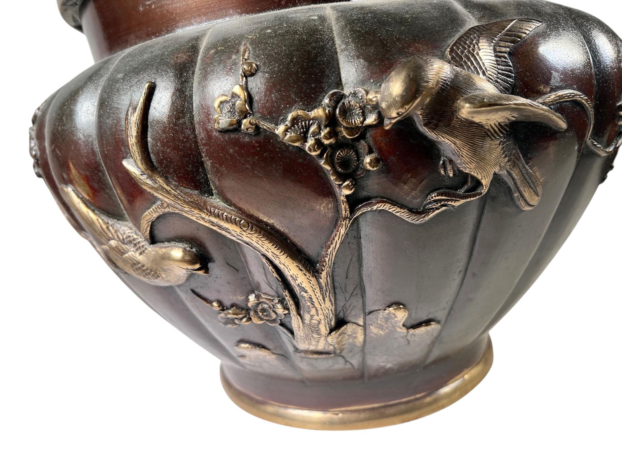 Chinesische Bronze-Jardiniere des 19. Jahrhunderts mit Vögeln und Blumenrelief (Mittleres 19. Jahrhundert) im Angebot