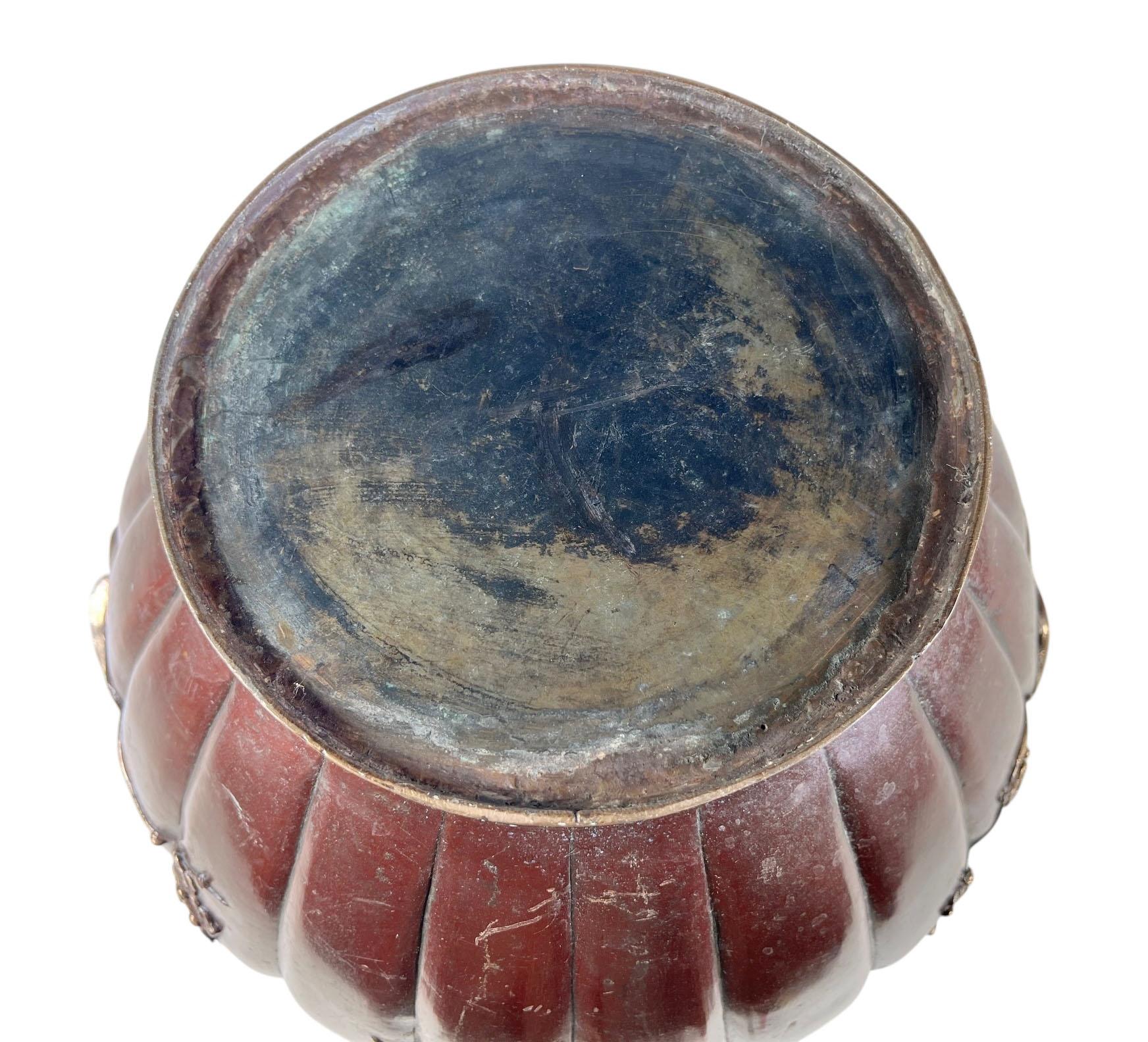 Chinesische Bronze-Jardiniere des 19. Jahrhunderts mit Vögeln und Blumenrelief im Angebot 4