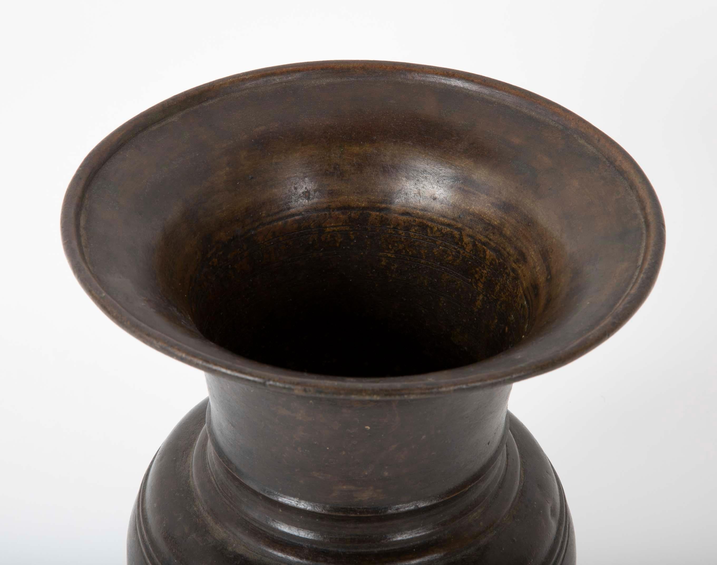 19th Century Chinese Bronze Urn In Good Condition In Stamford, CT