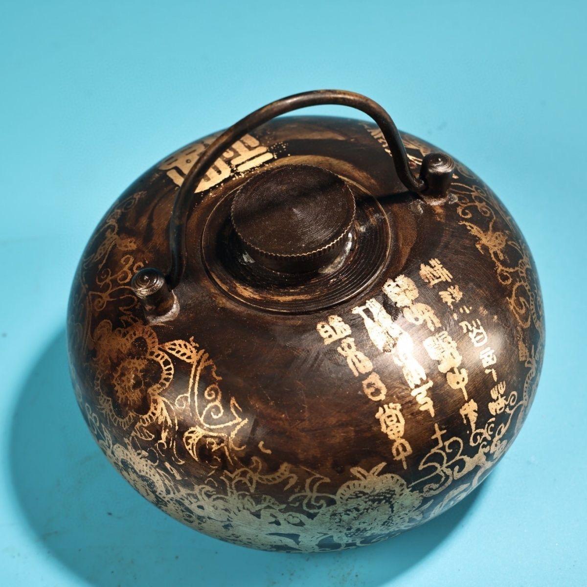 19th Century Chinese Bronze Warm Hand Foot Pot with Auspicious Paintings In Fair Condition For Sale In 景德镇市, CN