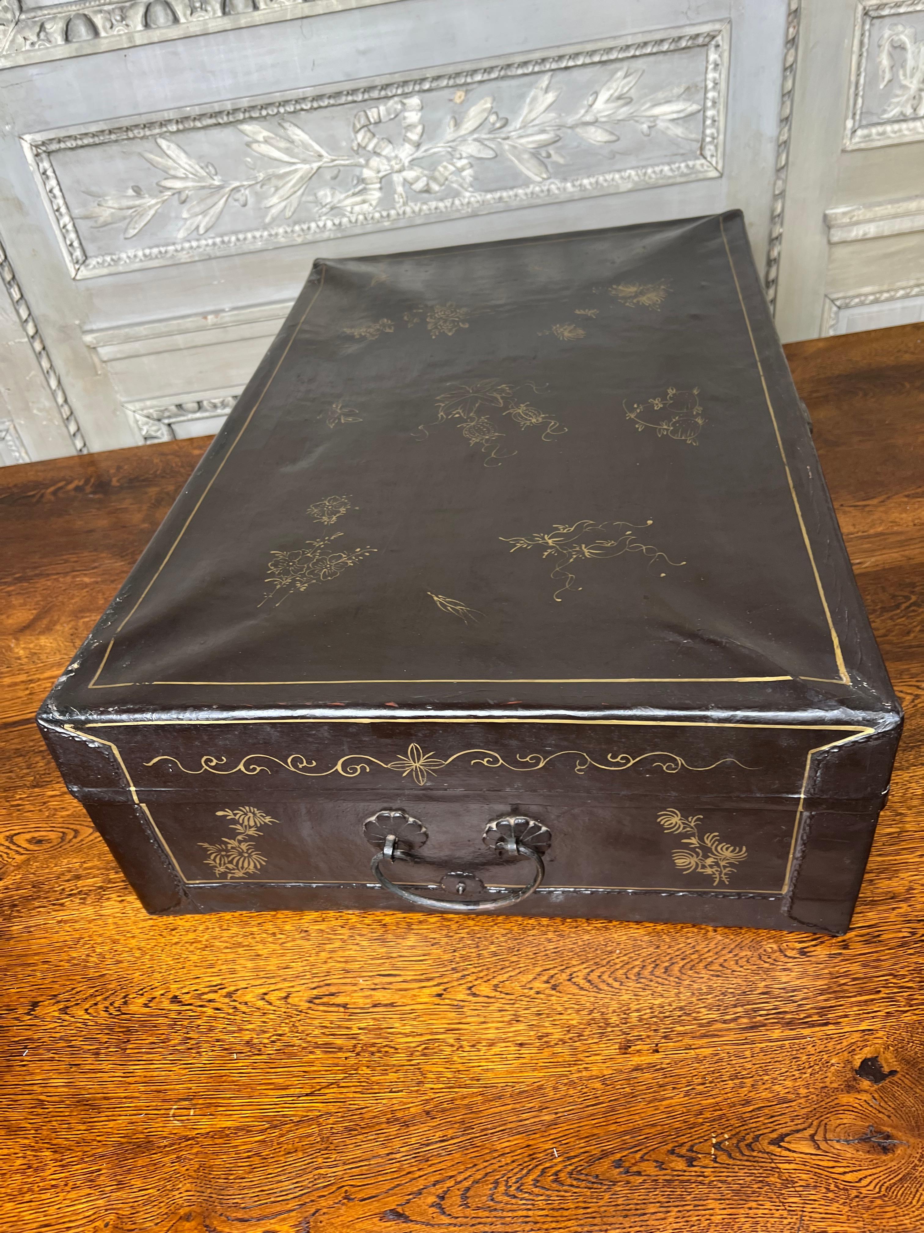 19th Century Chinese Brown Leather Trunk with Gilded Decoration In Good Condition For Sale In Dallas, TX