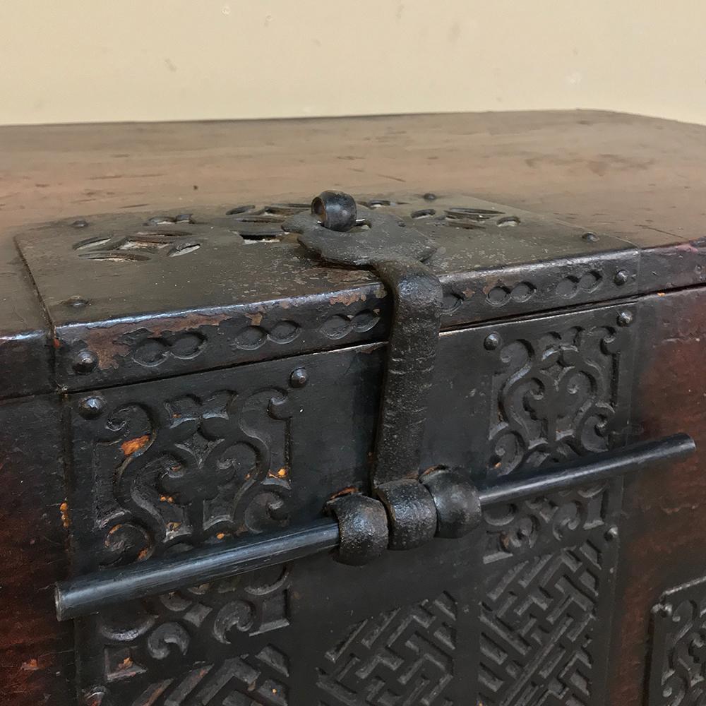 19th Century Chinese Cabinet, Trunk In Good Condition In Dallas, TX
