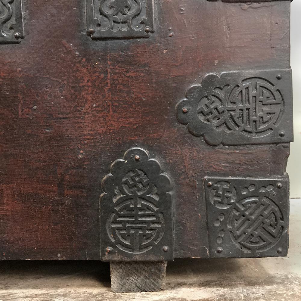 19th Century Chinese Cabinet, Trunk 2
