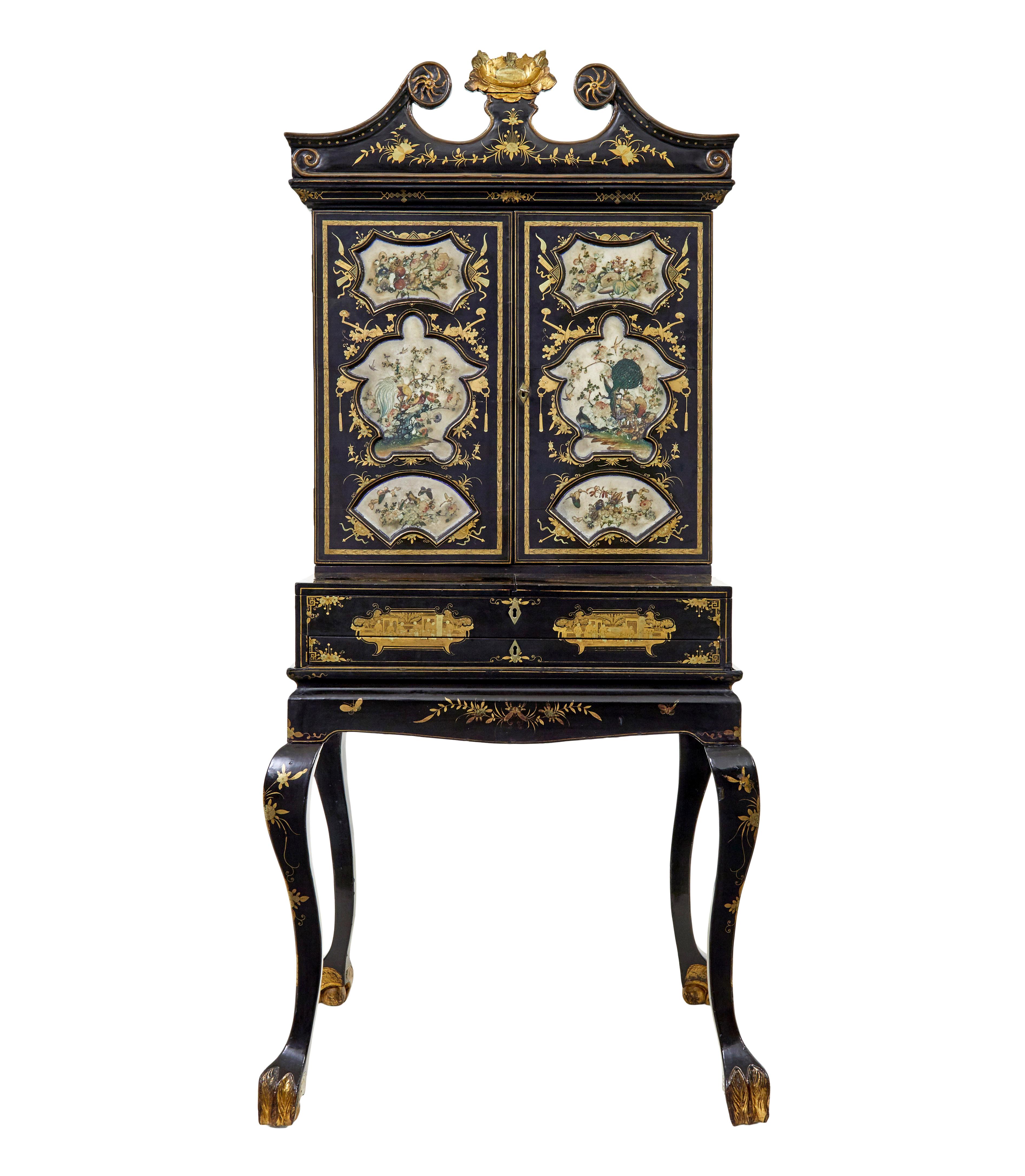 Armadio da scrivania cinese canton nero laccato del XIX secolo, circa 1830.

Scrivania cinese da esportazione di qualità straordinaria, circa 1830. La caratteristica principale sono le rare porte in alabastro dipinte a mano su entrambi i lati, che