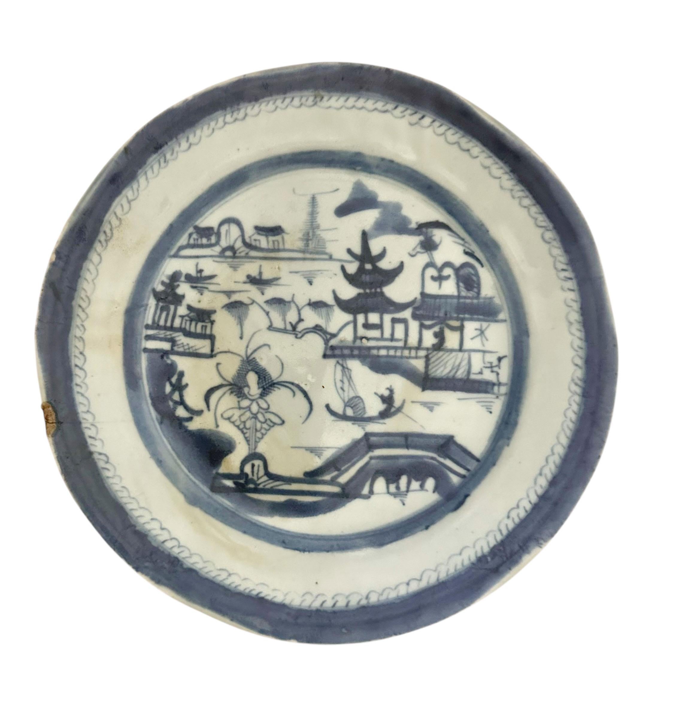 Chinois Assiette de présentation en porcelaine bleue et blanche de Canton (Chine) du XIXe siècle en vente
