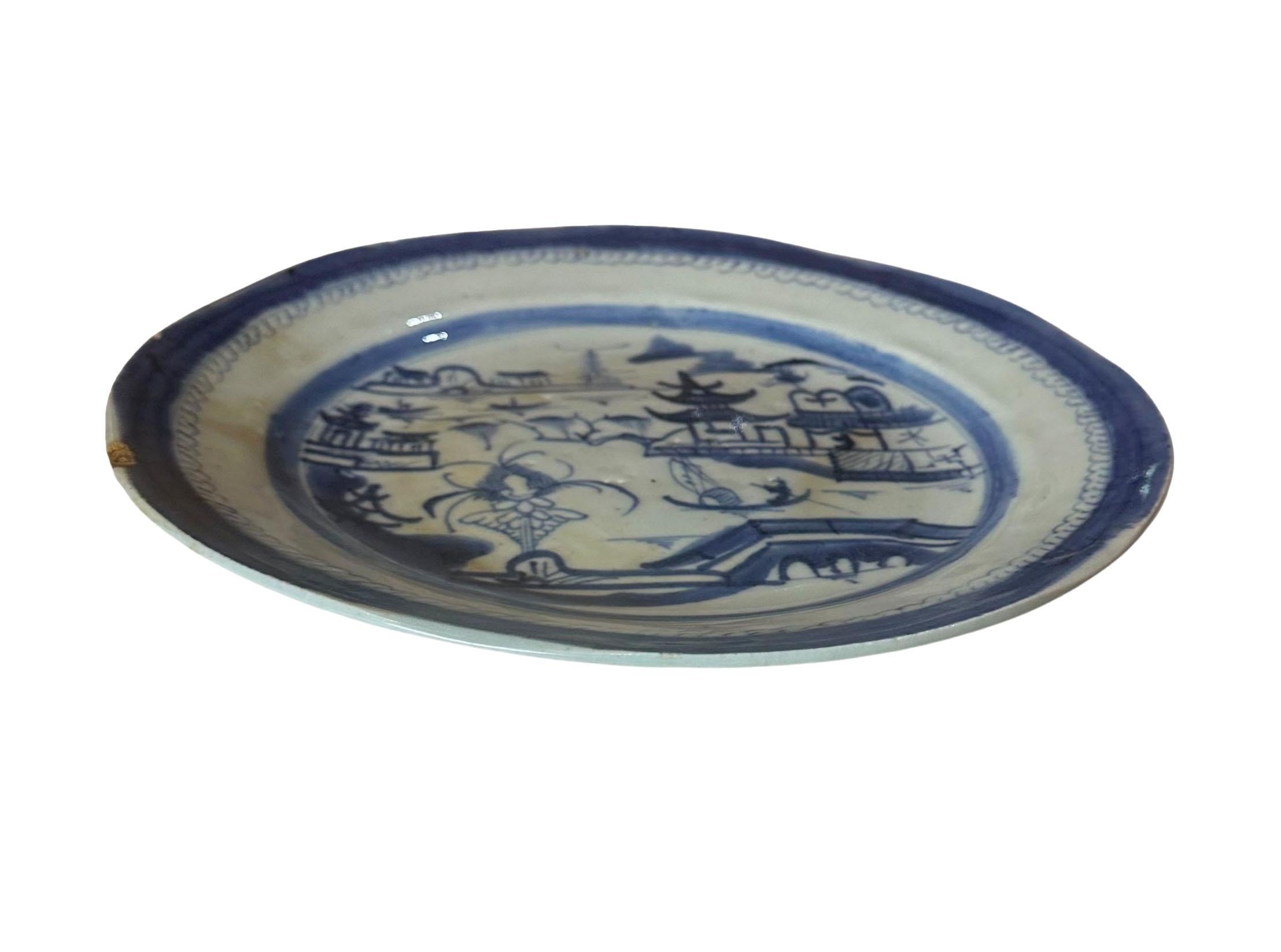 Assiette de présentation en porcelaine bleue et blanche de Canton (Chine) du XIXe siècle Bon état - En vente à Tampa, FL