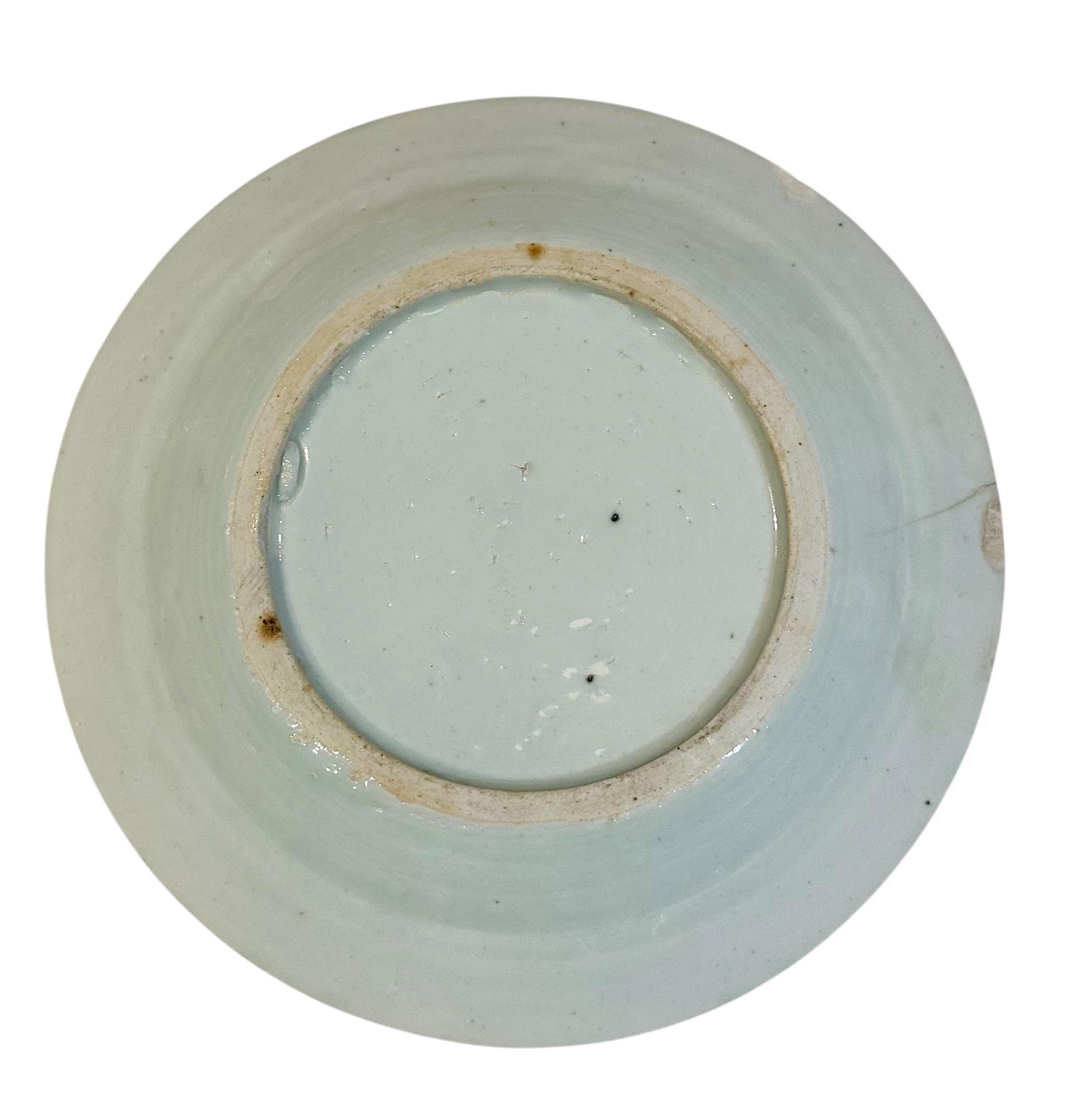 Début du XIXe siècle Assiette de présentation en porcelaine bleue et blanche de Canton (Chine) du XIXe siècle en vente