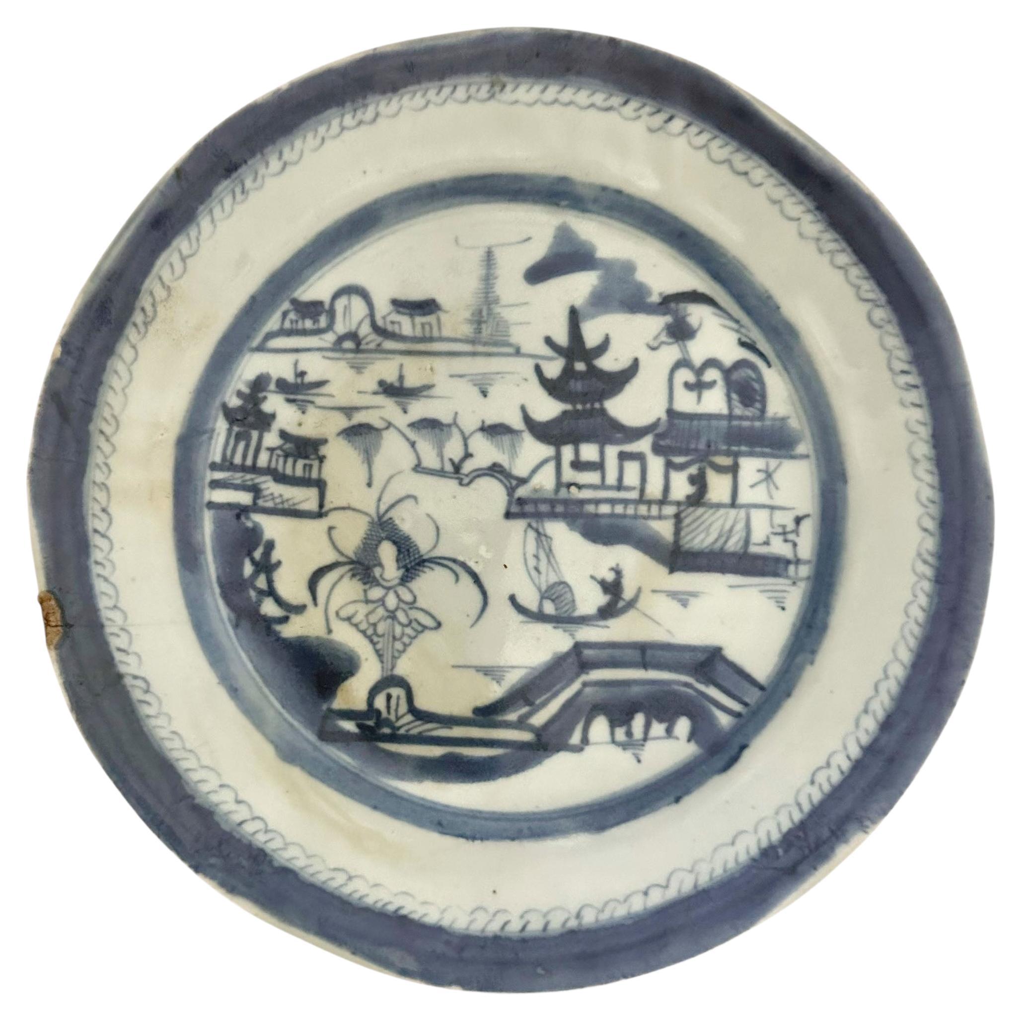 Assiette de présentation en porcelaine bleue et blanche de Canton (Chine) du XIXe siècle