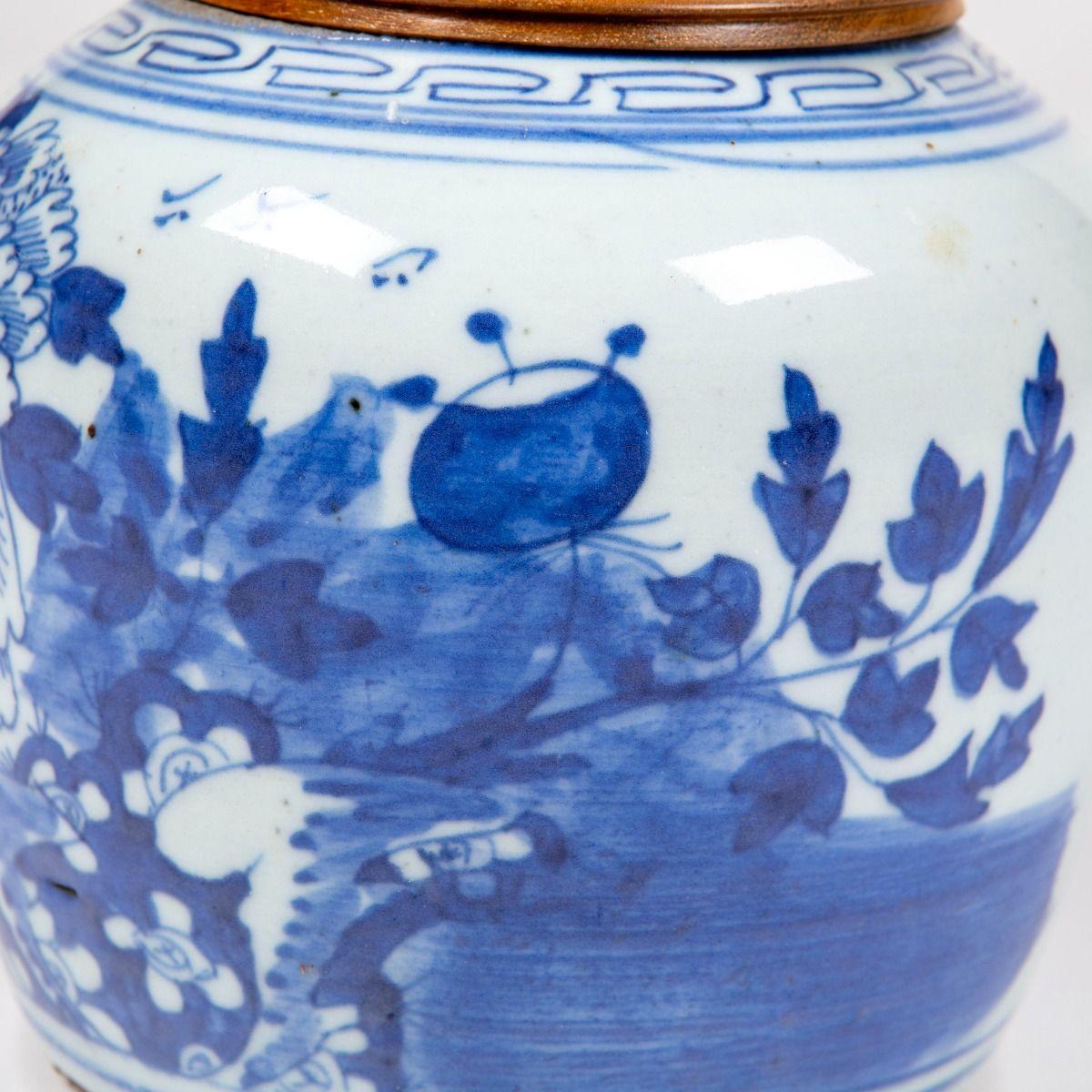 Jarre à gingembre en porcelaine bleue et blanche de Canton du 19ème siècle avec Li en bois dur en vente 3