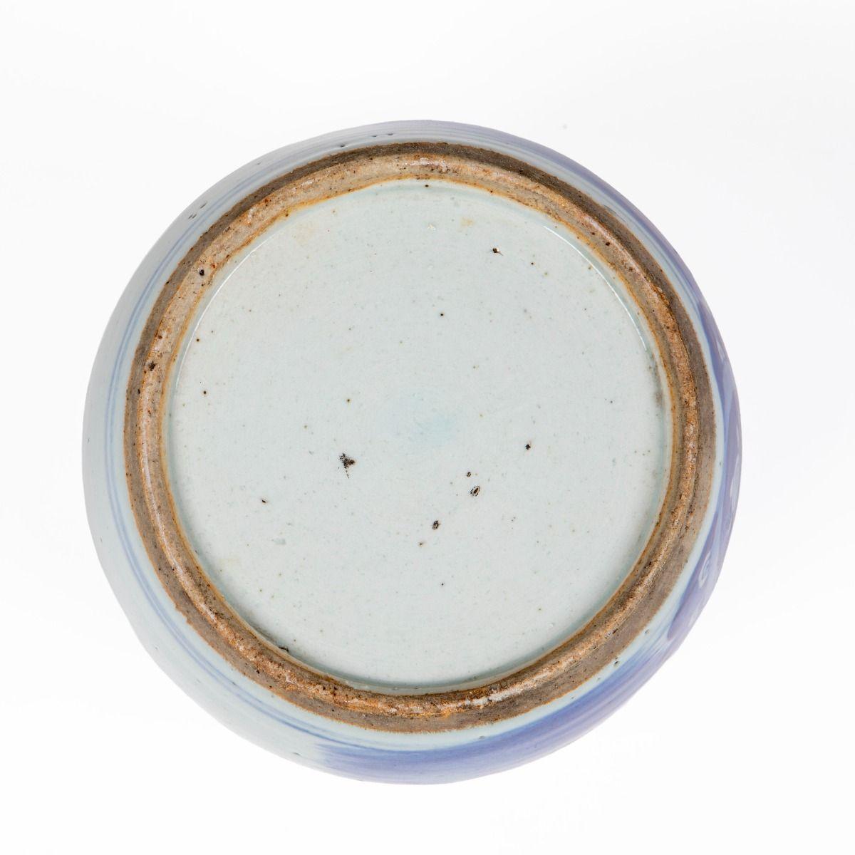 Jarre à gingembre en porcelaine bleue et blanche de Canton du 19ème siècle avec Li en bois dur en vente 4