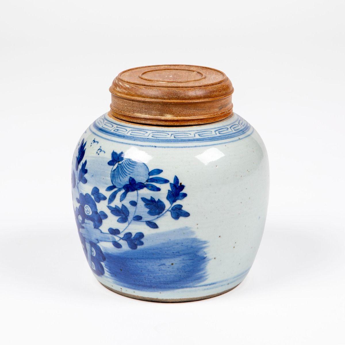 Elegant pot à gingembre (bojan) d'exportation de Canton en porcelaine blanche, richement décoré de motifs floraux et feuillus bleus dans le style chinois classique.
La jarre a conservé son couvercle d'origine en bois dur profilé.
Parfait