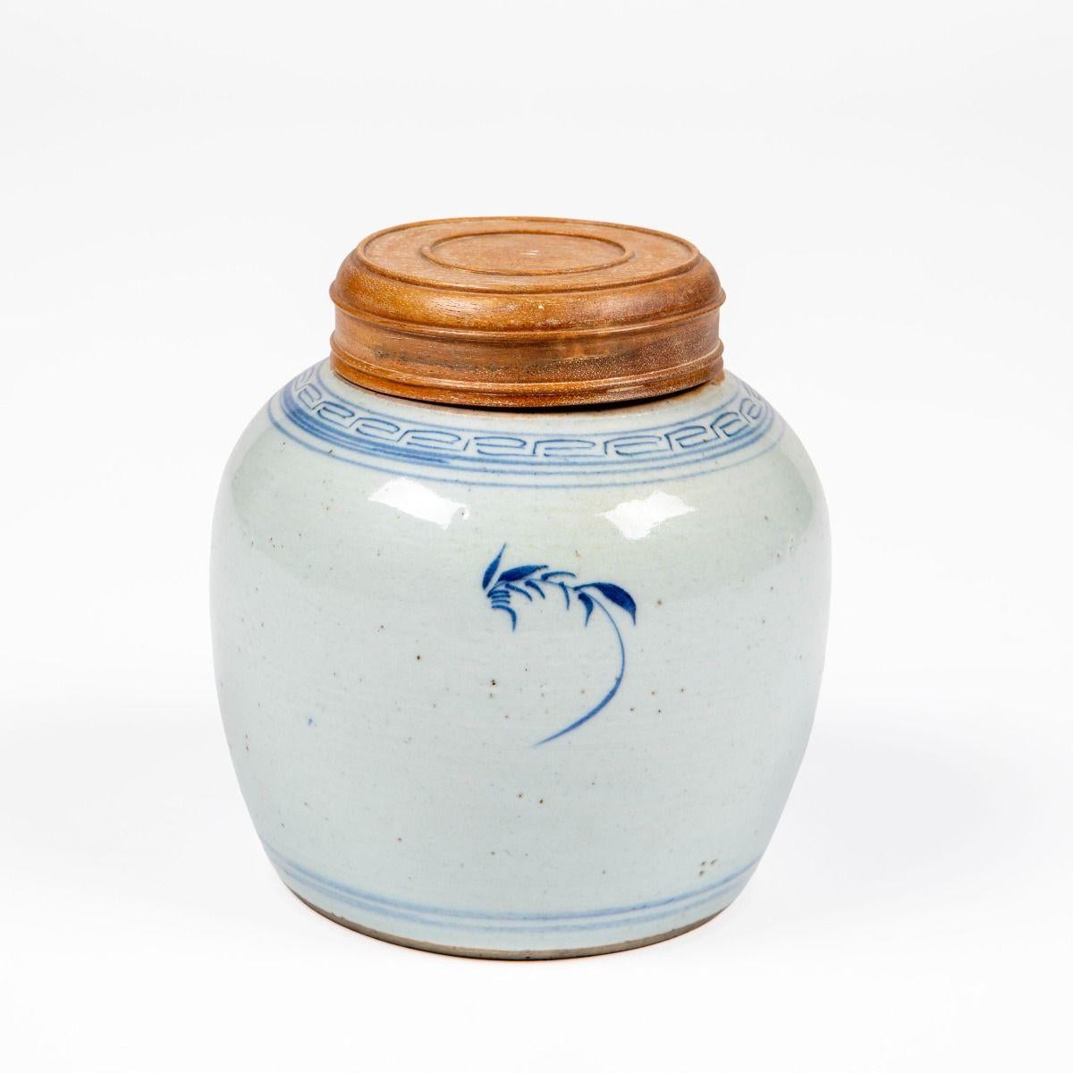 Qing Jarre à gingembre en porcelaine bleue et blanche de Canton du 19ème siècle avec Li en bois dur en vente