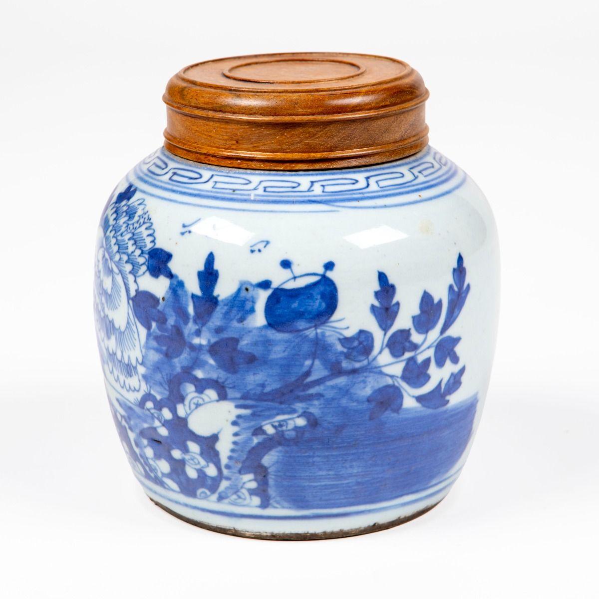 Qing Jarre à gingembre en porcelaine bleue et blanche de Canton du 19ème siècle avec Li en bois dur en vente